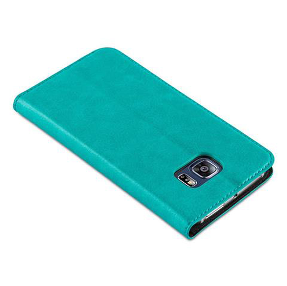 Ein türkisfarbener Handy-Klapphülle mit Kameraöffnung auf weißem Hintergrund.