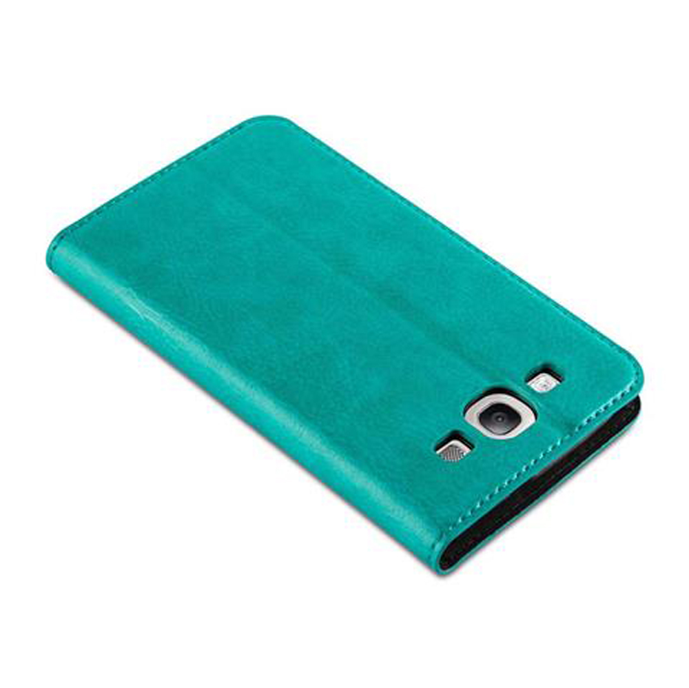 Una funda de teléfono color turquesa con recorte para cámara, sobre fondo blanco.