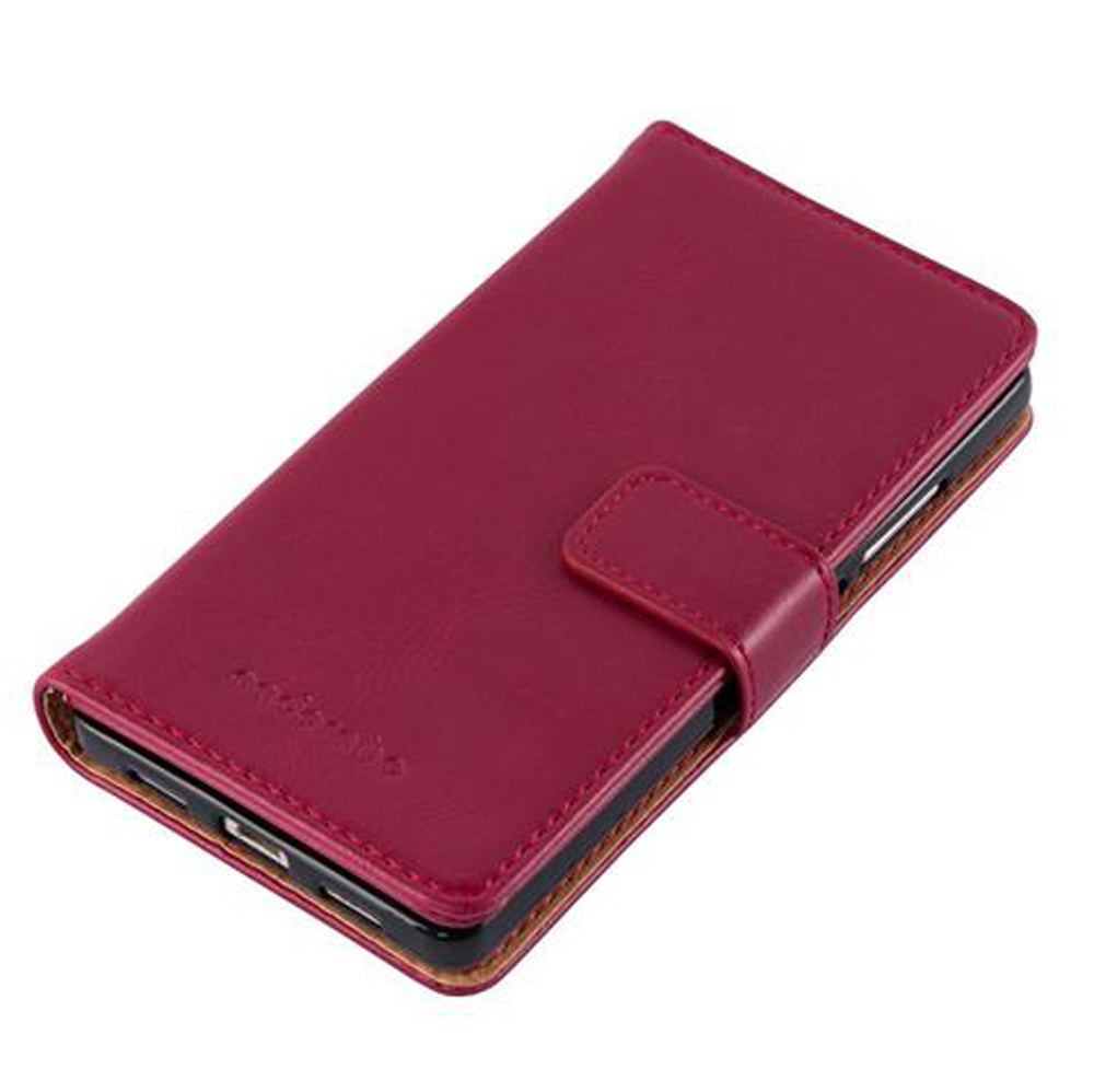 Eine rote Leder-Flip-Handyhülle mit Magnetverschluss. Die Hülle ist auf weißem Hintergrund.