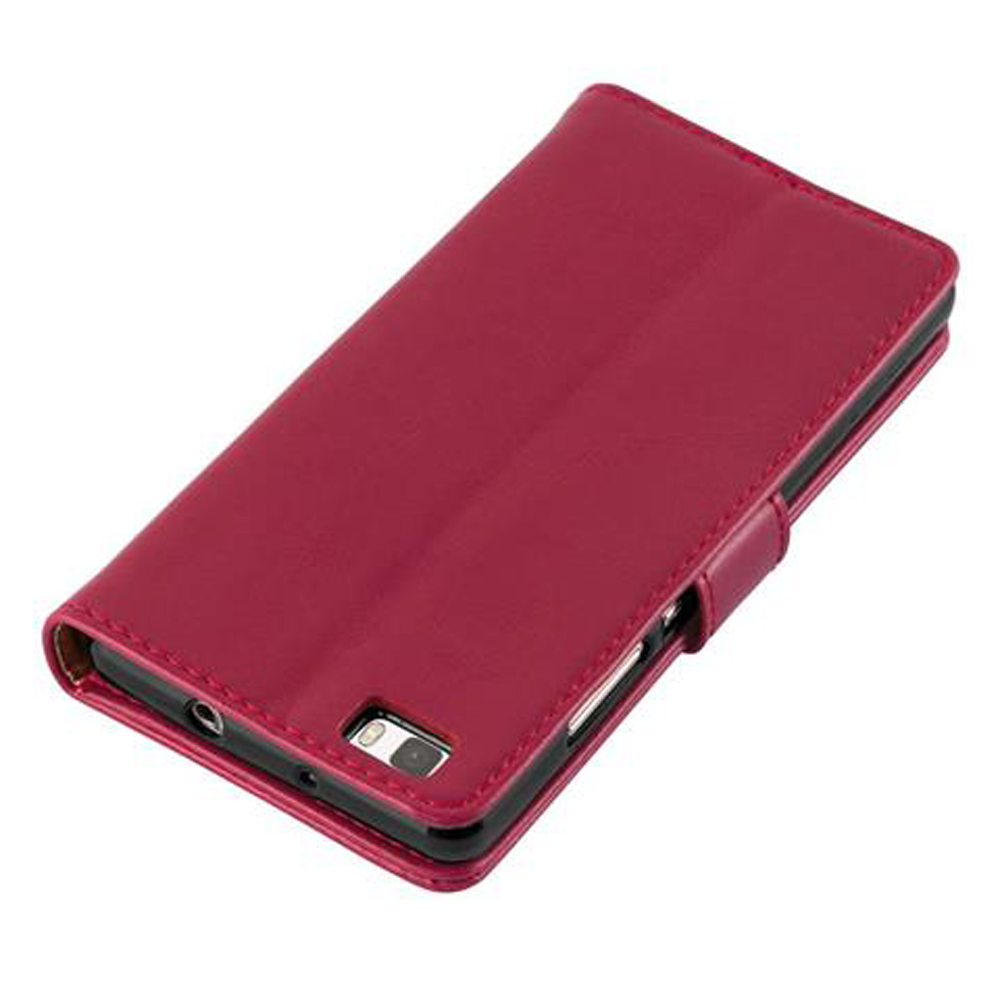 Ein geschlossenes, dunkelrotes Flip-Case für ein Smartphone, das auf weißem Hintergrund liegt.