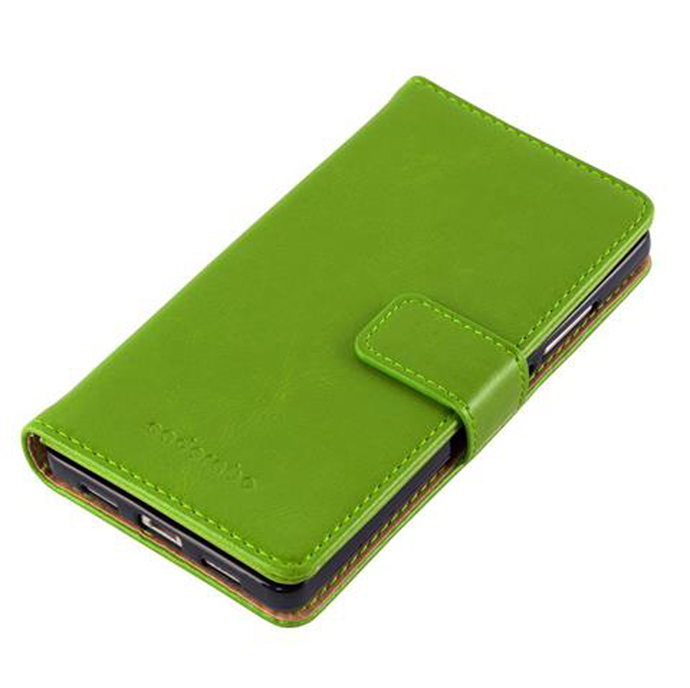 Custodia a libro verde per telefono con chiusura a cinturino, su sfondo bianco.