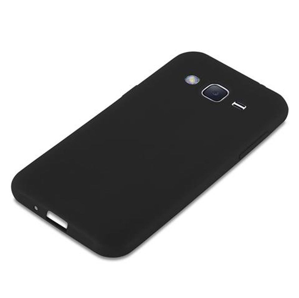 Uno smartphone nero con fotocamera e flash su sfondo bianco.