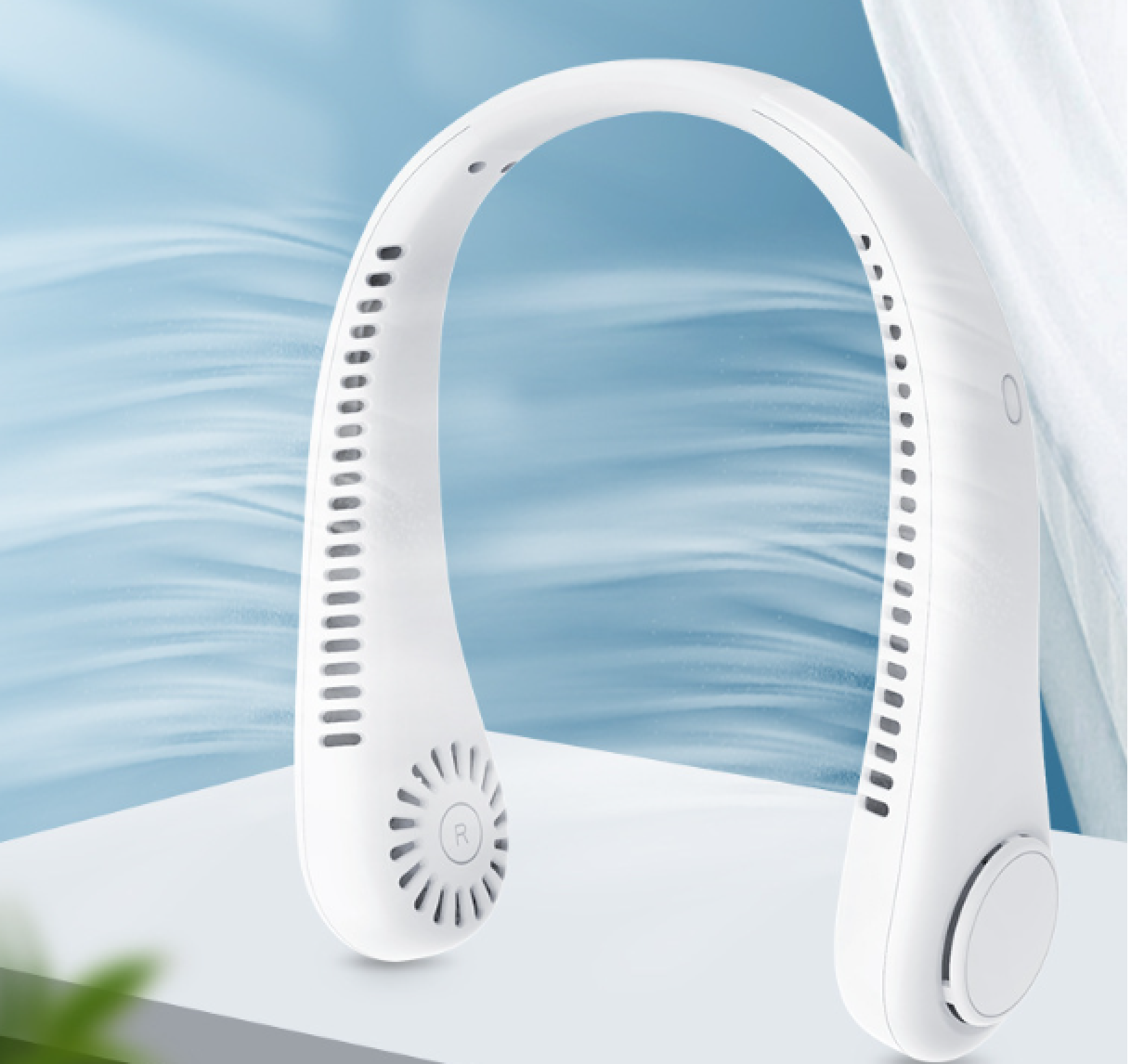 Ein weier Nackenventilator mit Löchern und einem R-Symbol auf einem blauen Hintergrund.