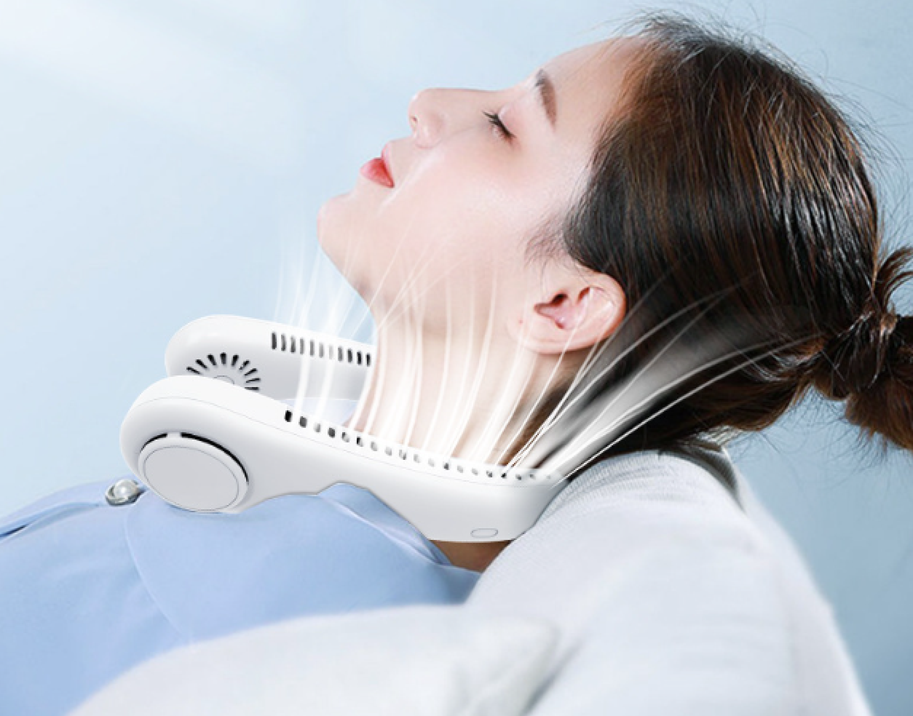 Eine Frau mit einem weißen Nackenventilator, der kühle Luft bläst.
