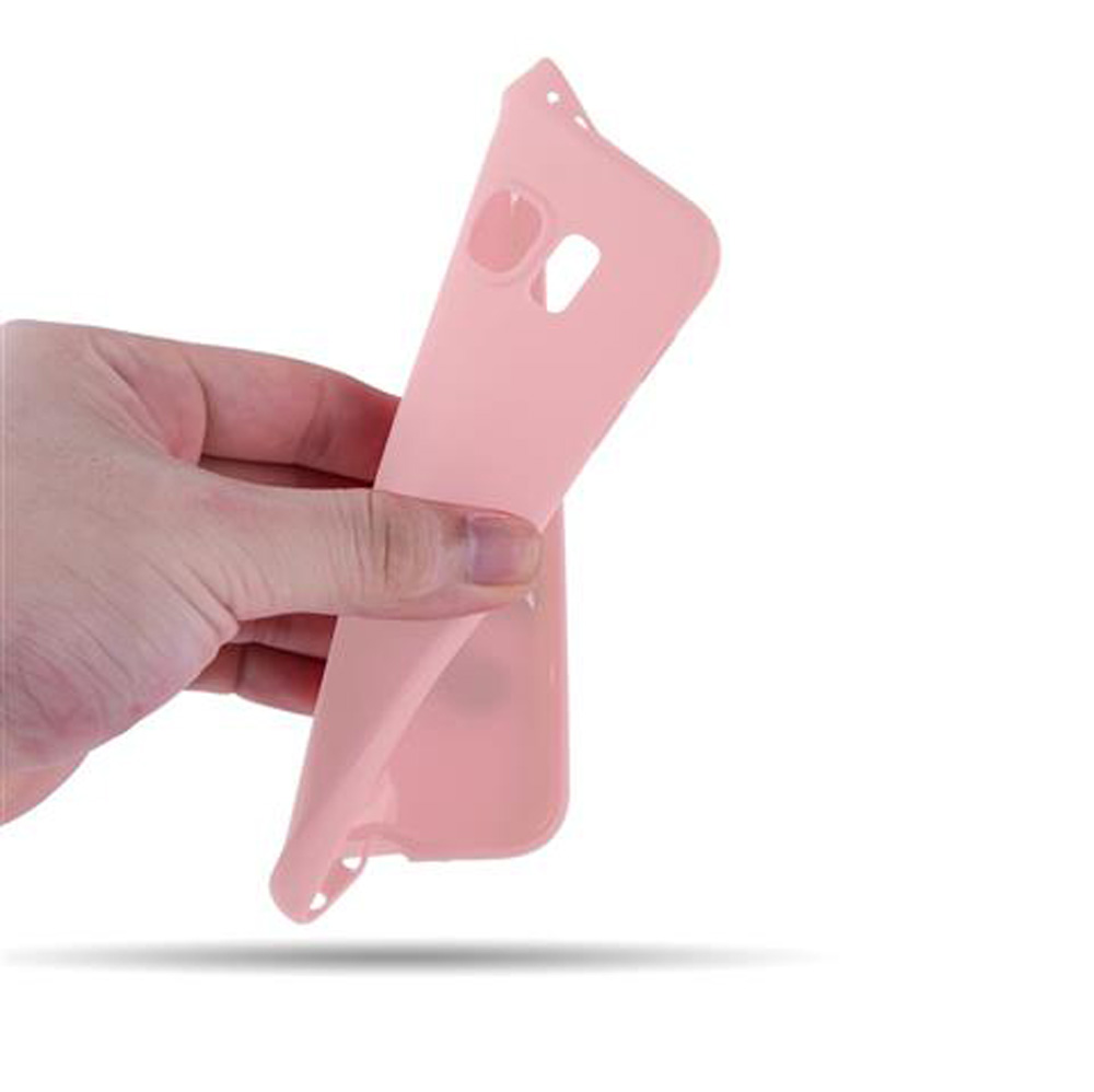 Una mano tiene una custodia rosa per telefono con ritagli per fotocamera e pulsanti.