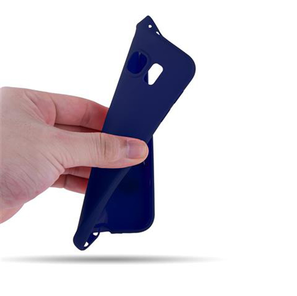 Una mano piega una custodia blu scuro per telefono con ritagli.