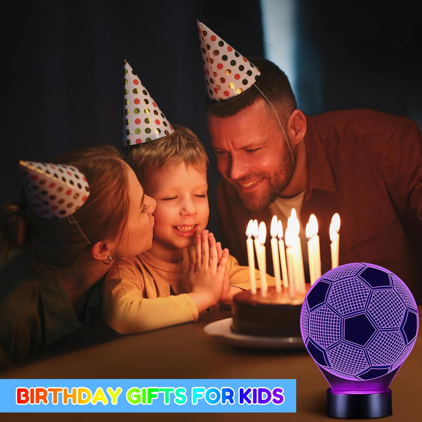 Familie feiert Geburtstag mit Kuchen und Kerzen, Fußballlampe im Vordergrund.