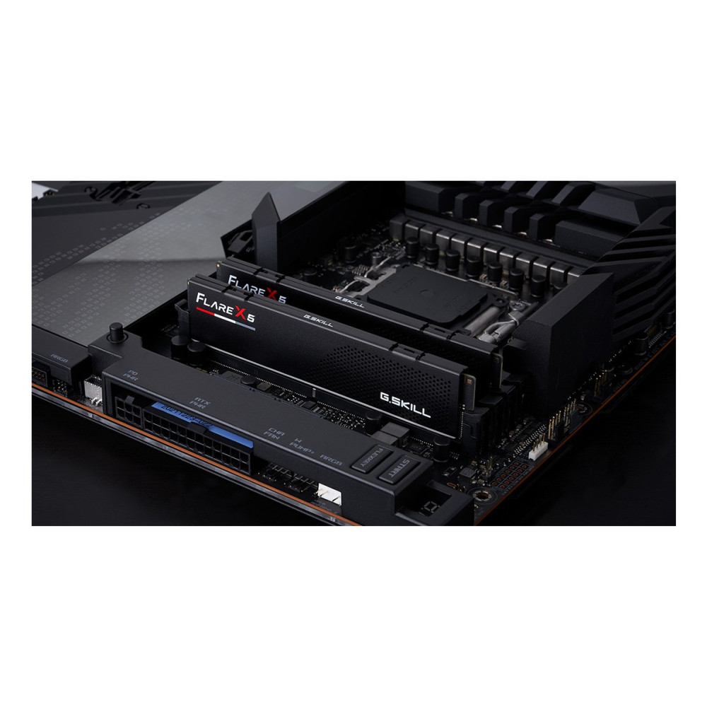 Dwa czarne moduły RAM G.Skill Trident Z5 RGB zainstalowane na płycie głównej.