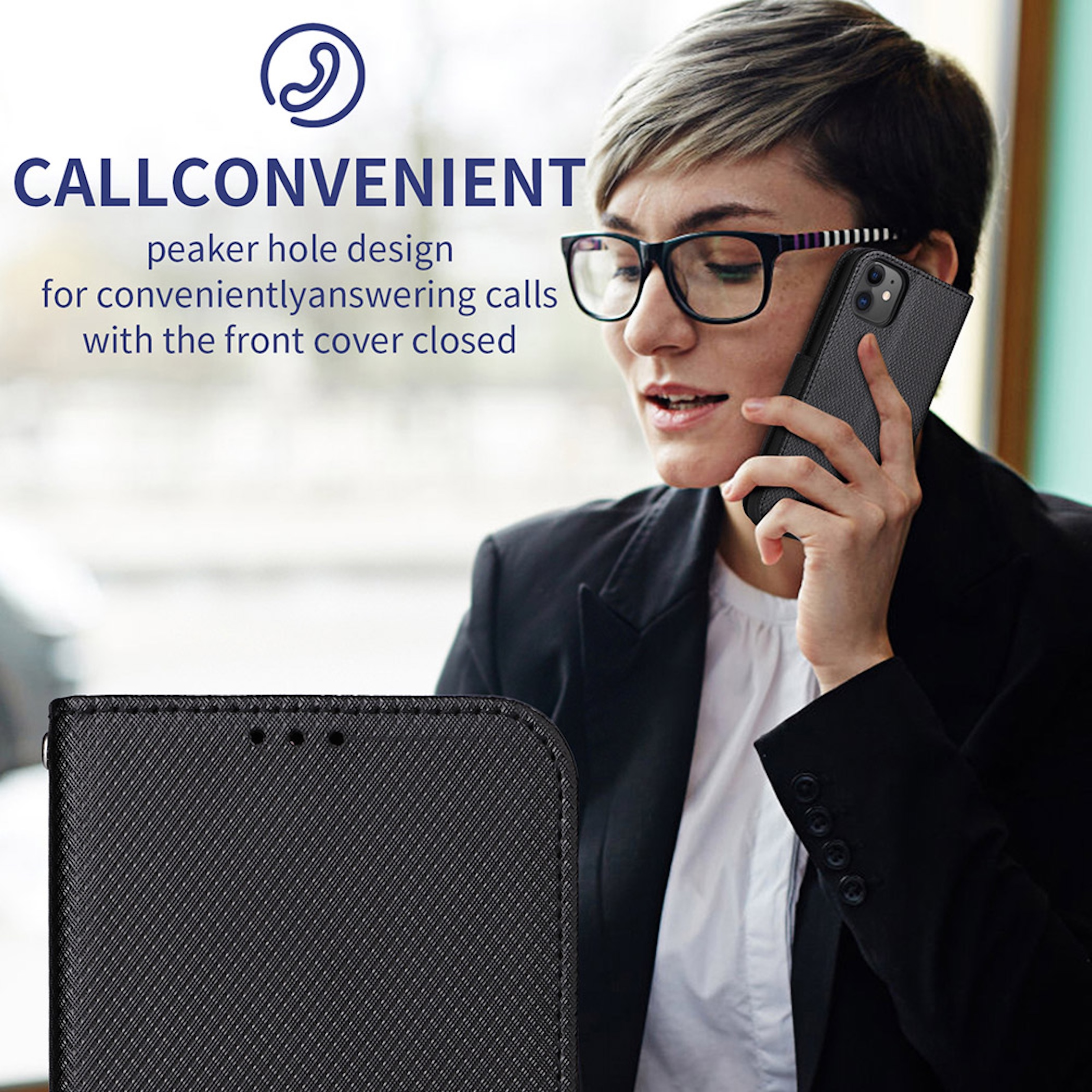 Eine Frau mit Brille telefoniert mit einem Handy in einer schwarzen Hülle.