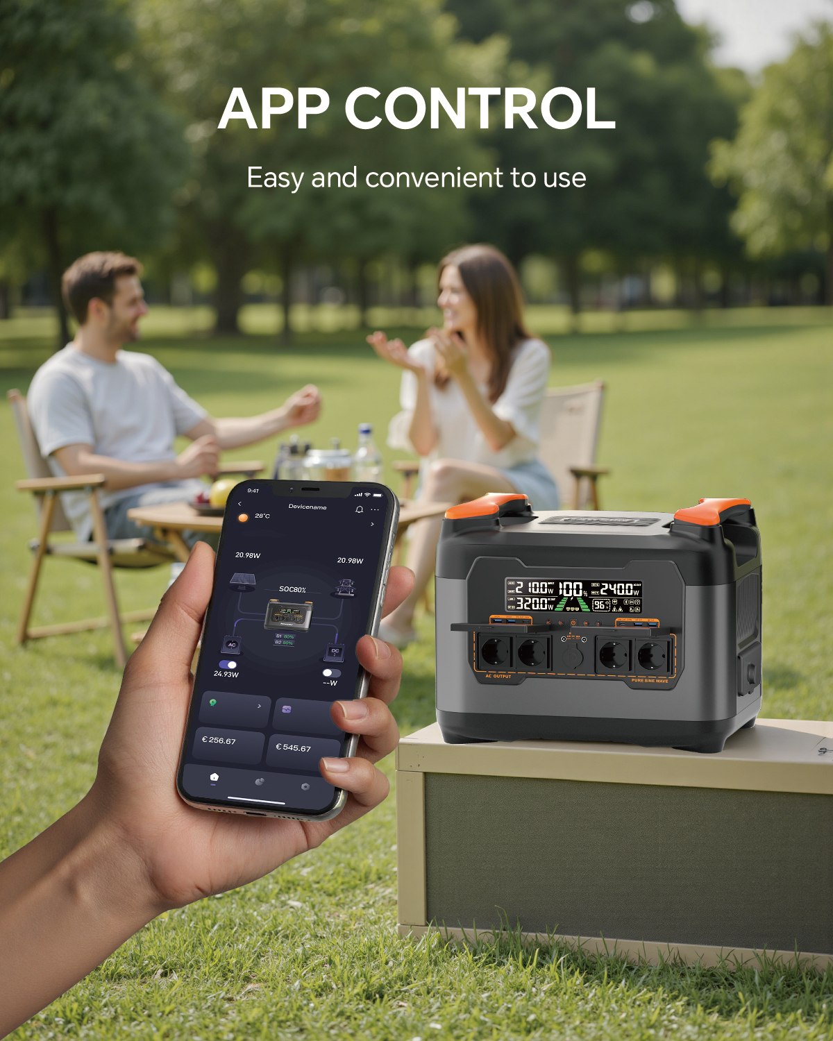 Persona sostiene teléfono mostrando control de app de estación de energía. Pareja se relaja al aire libre.