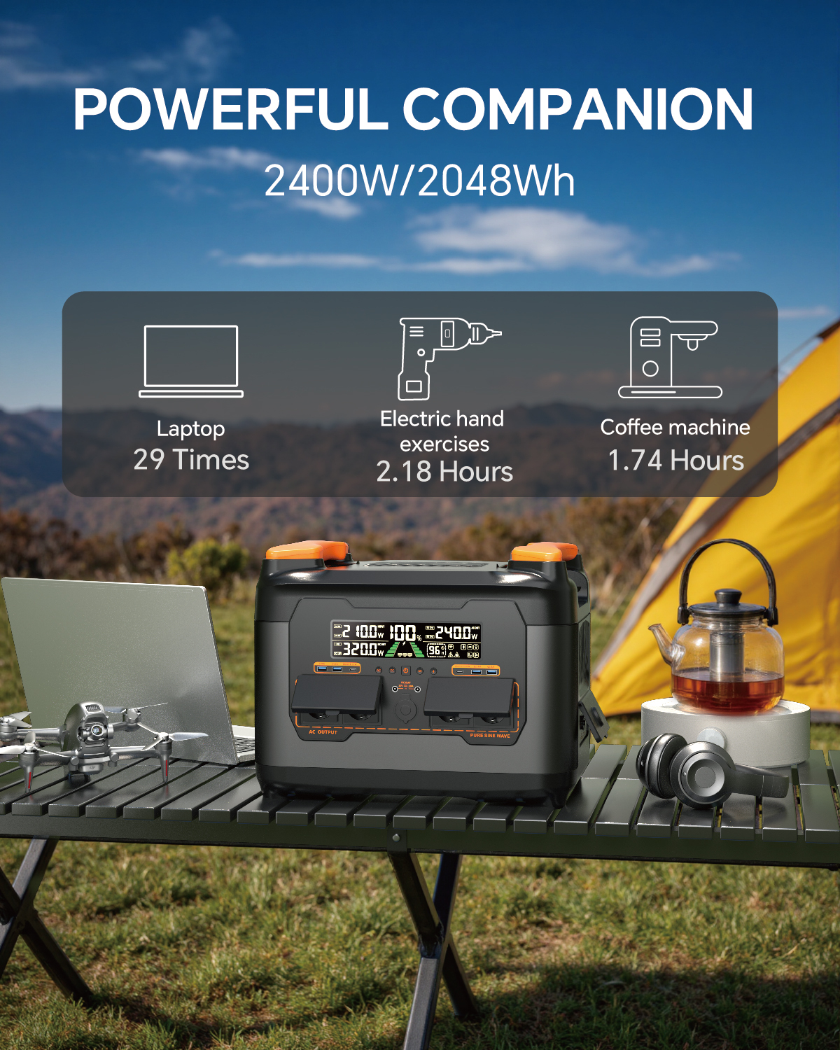 Una central eléctrica portátil con portátil, dron, auriculares y tetera sobre una mesa exterior.