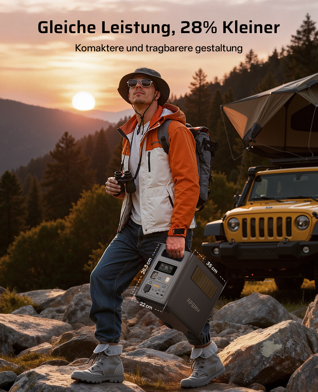 Hombre con estación de energía frente a Jeep y tienda al atardecer.