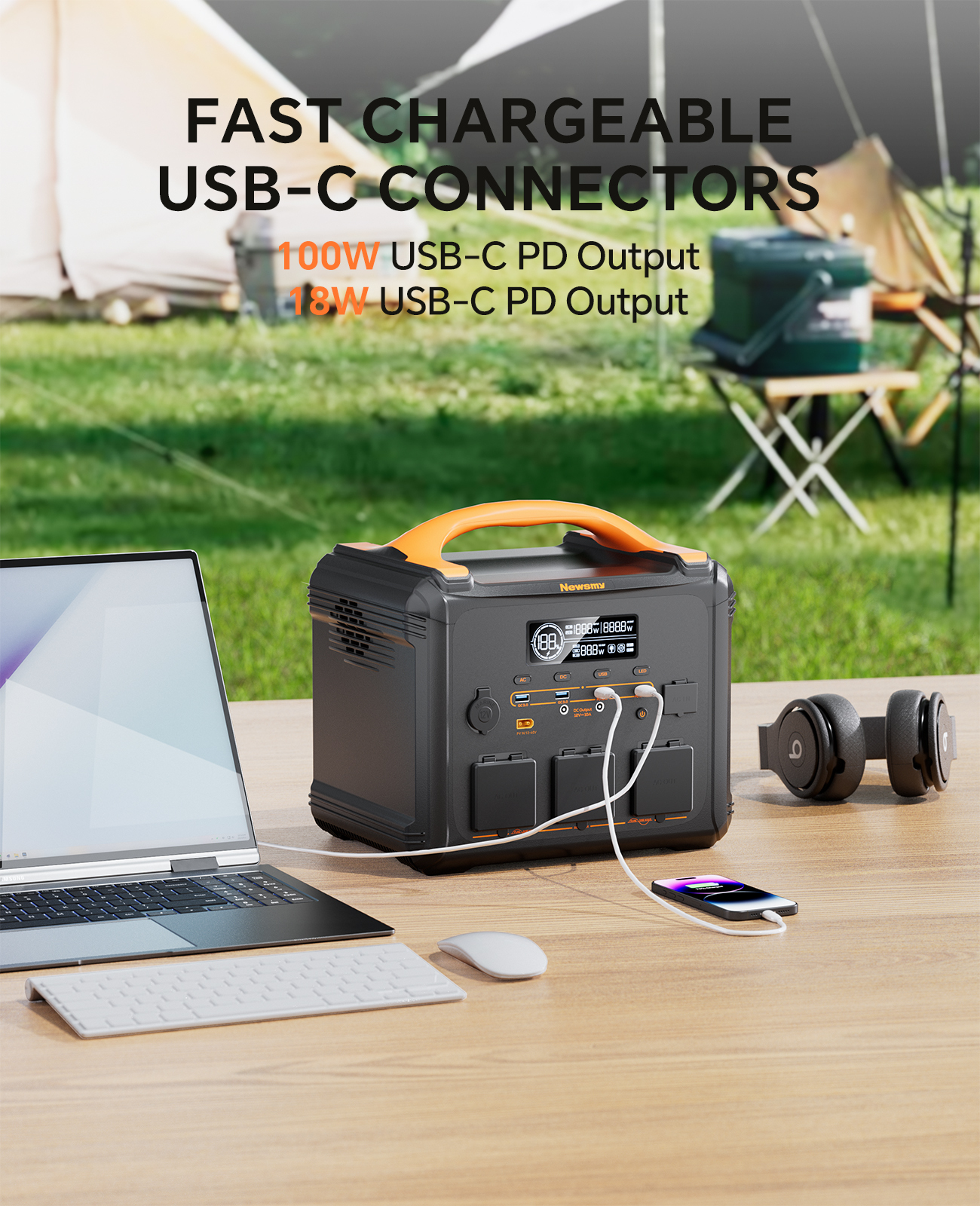 Una central eléctrica portátil con portátil, ratón, auriculares y teléfono cargando al aire libre.