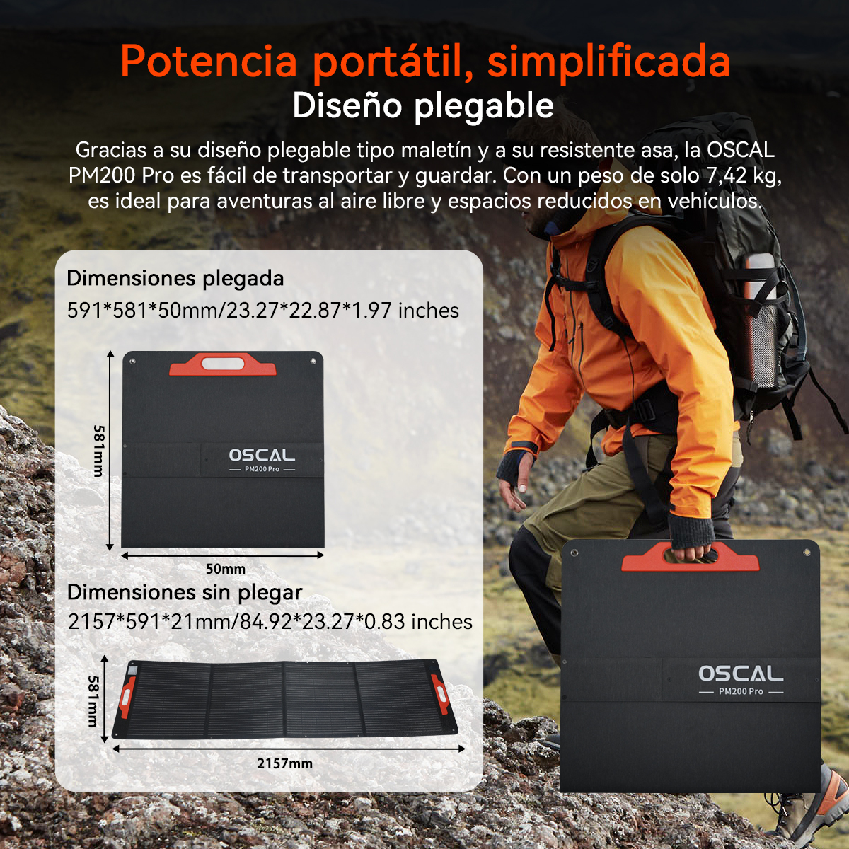 Un hombre con mochila lleva un panel solar plegado con asa.