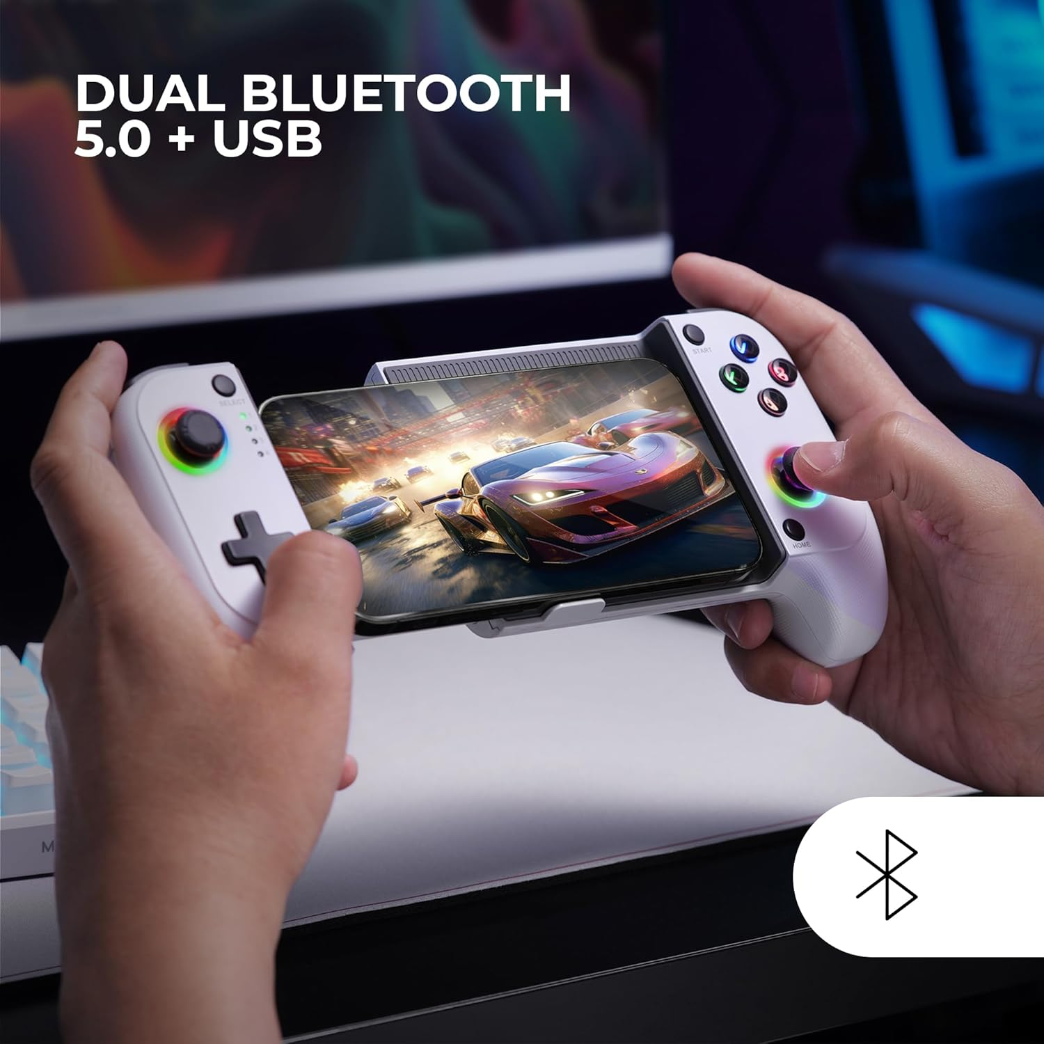 Hände halten einen weißen Gaming-Controller mit einem Handy, das ein Autorennen zeigt.