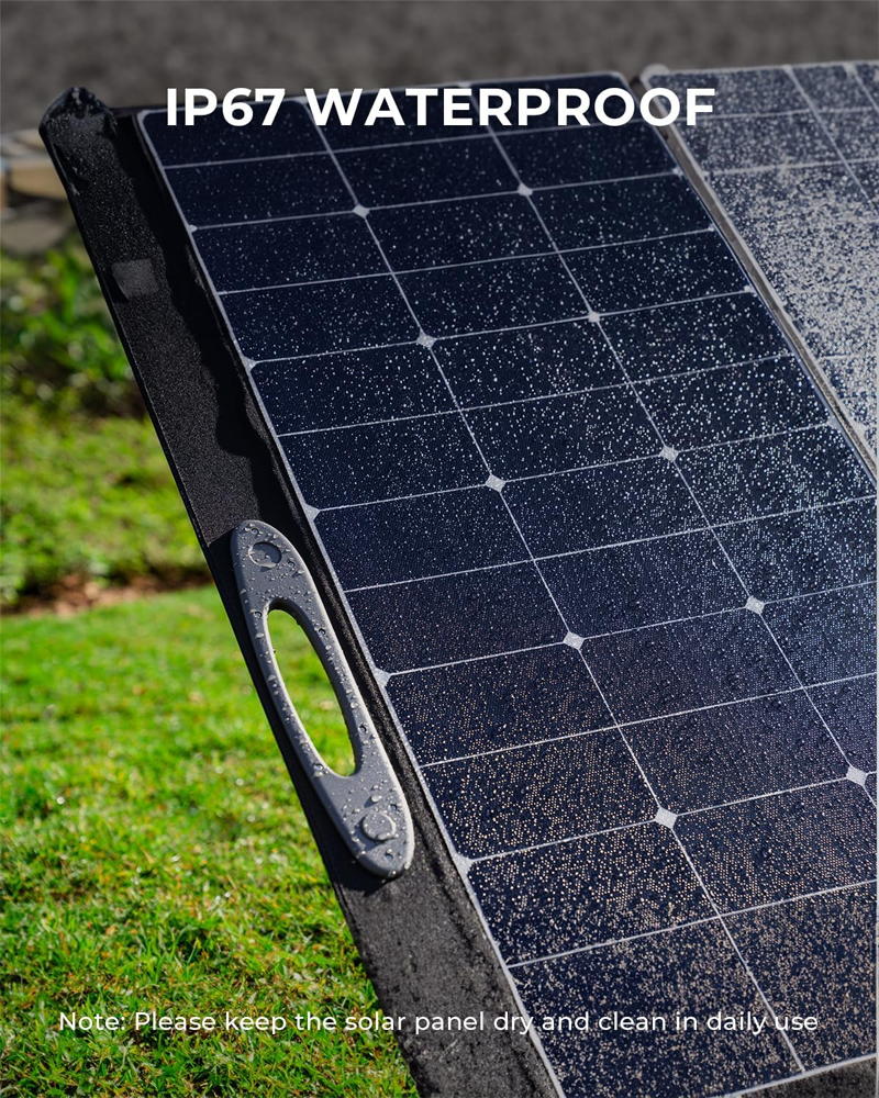 Panel solar impermeable IP67 con gotas de agua sobre hierba.
