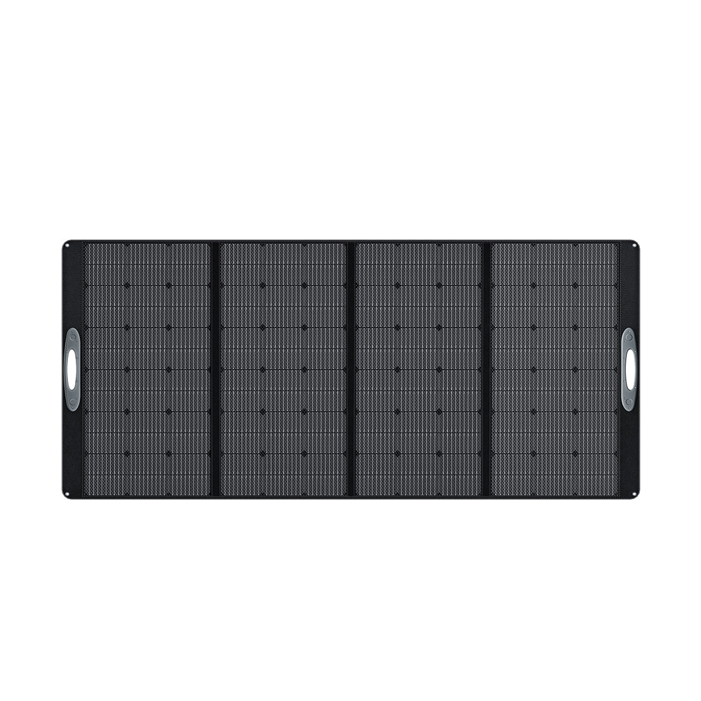 Un panel solar rectangular oscuro, dividido en cuatro secciones, con asas plateadas en cada extremo.