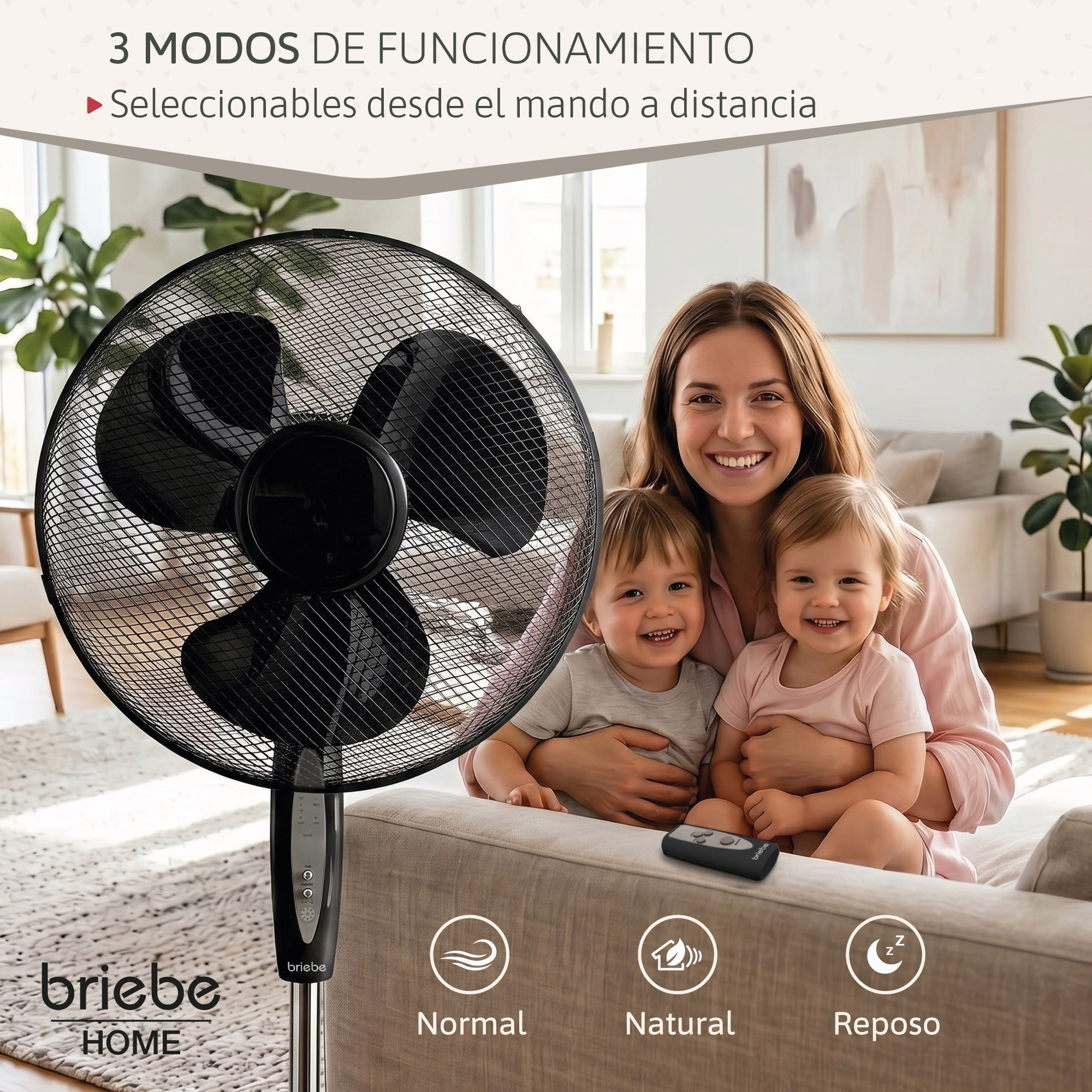 Un ventilador de pie negro frente a una mujer con dos niños en un sofá.