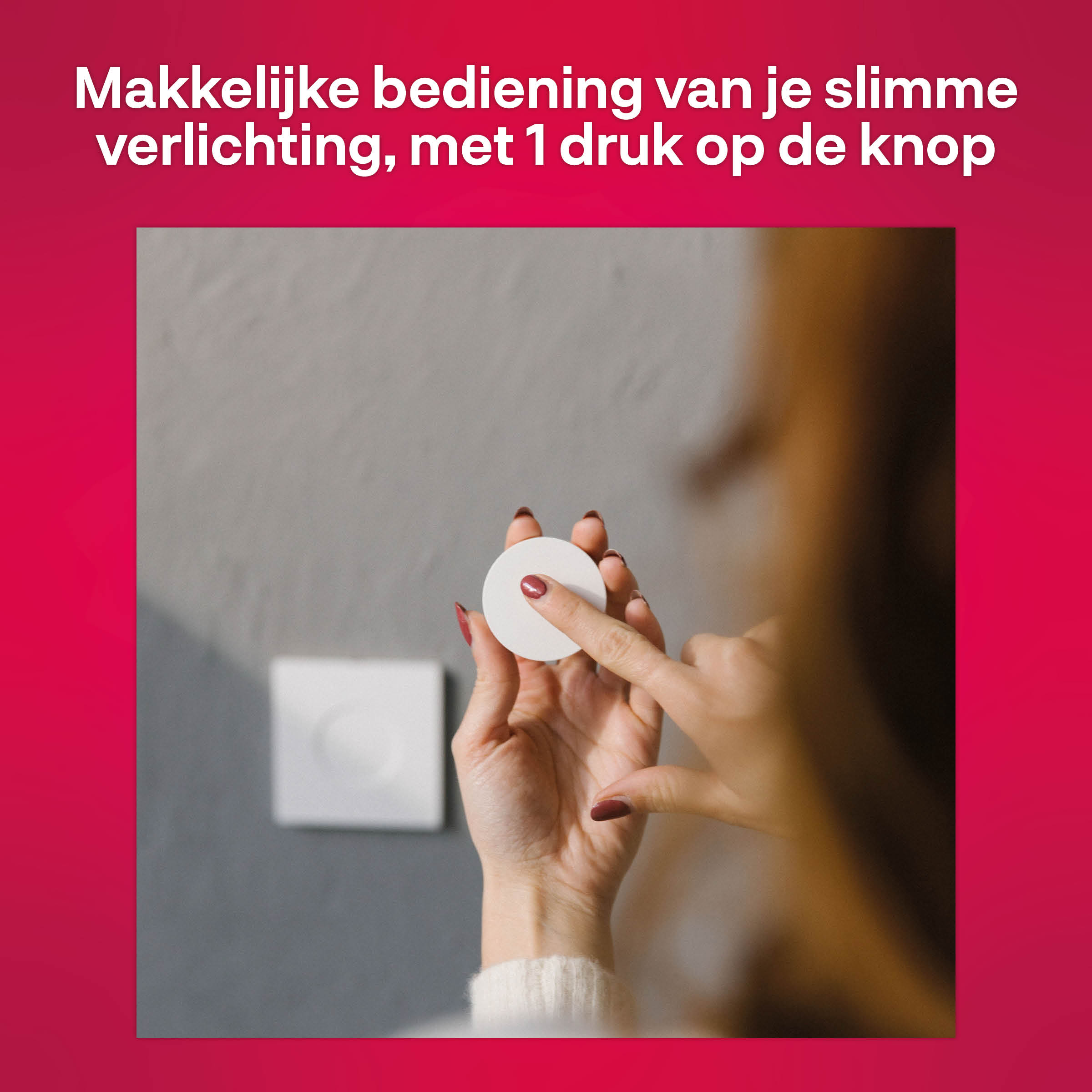 Een hand houdt een ronde witte knop vast bij een muur.