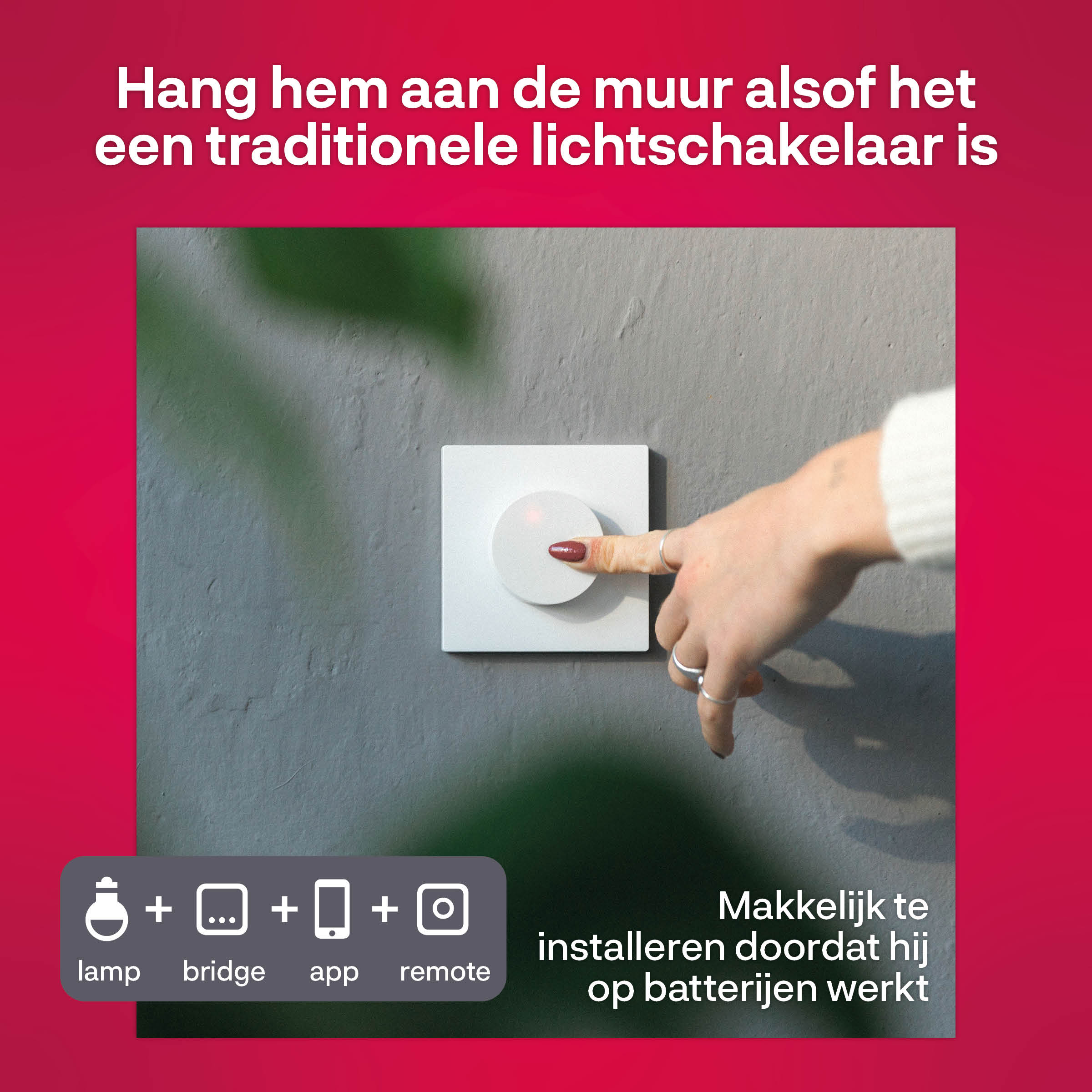 Een vinger drukt op een witte lichtschakelaar aan de muur.