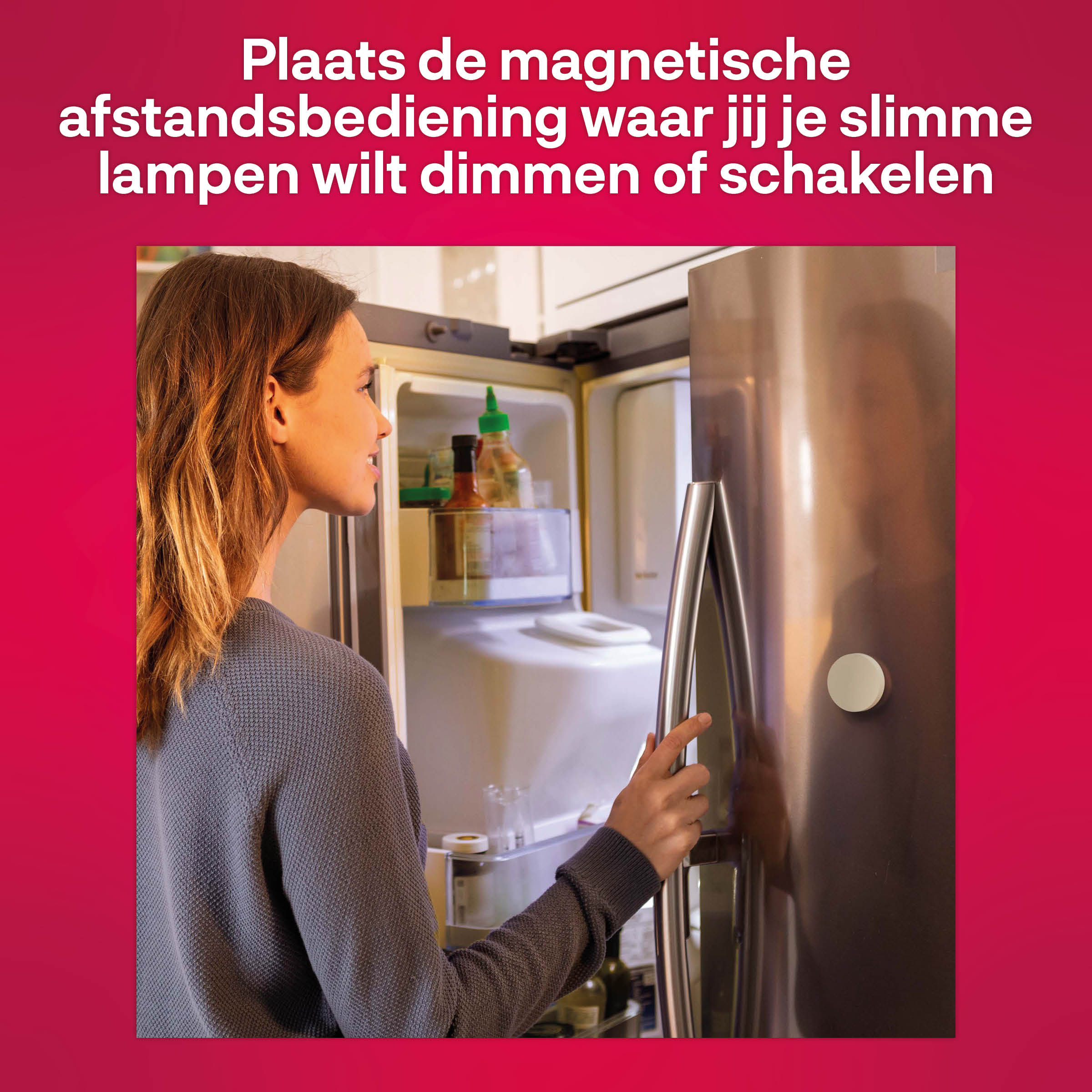 Vrouw opent koelkastdeur met etenswaren erin.