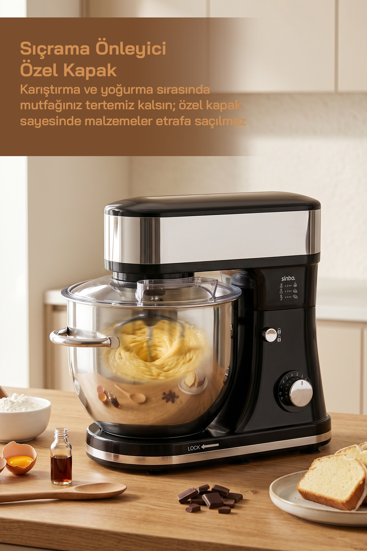 Sarı hamur dolu kaseye sahip siyah mutfak mikseri. Yumurta ve un gibi malzemeler yakındadır.