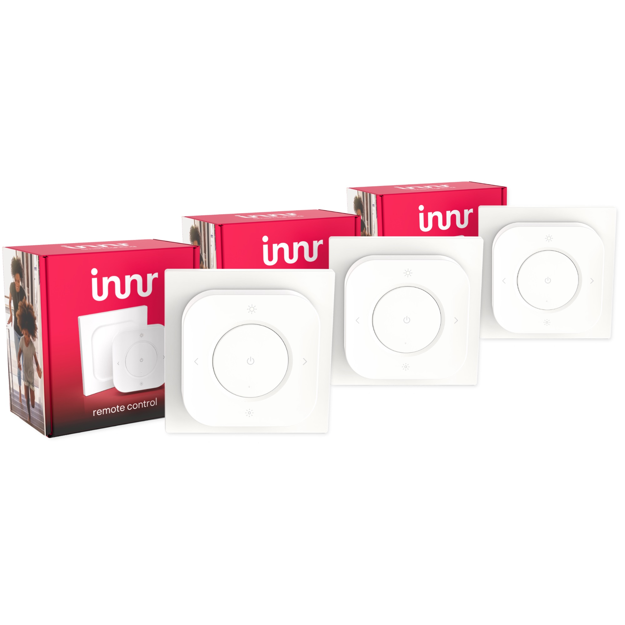 Vier witte afstandsbedieningen met 'innr'-logo en één rood pakket.