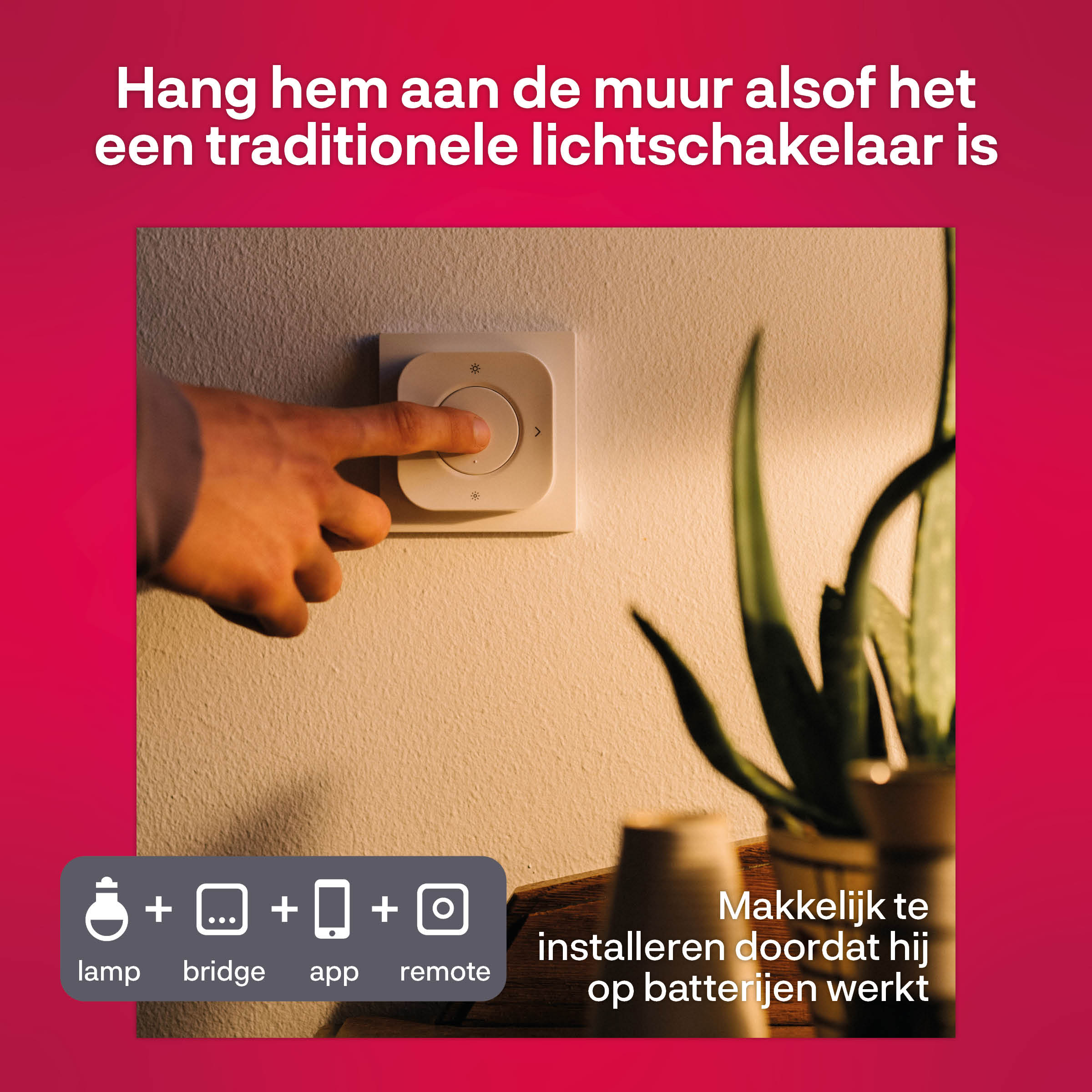 Een vinger drukt op een ronde knop op een witte muurbeugel voor een lamp.
