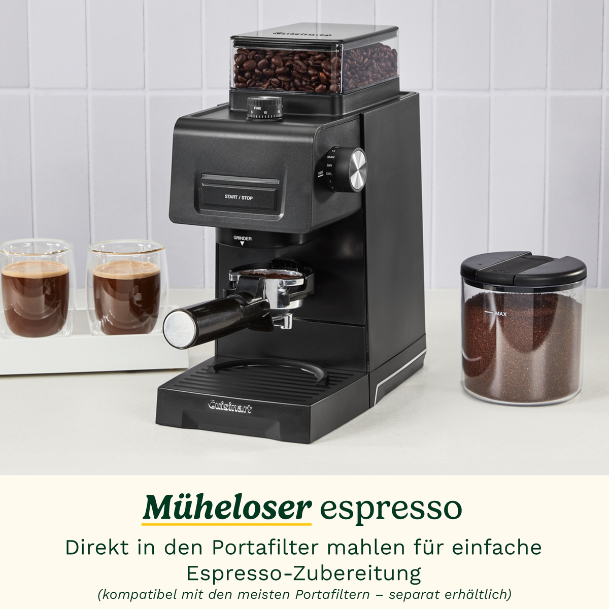 Schwarze Espressomaschine mit Bohnenbehälter, zwei Gläsern und Kaffeesatzbehälter.