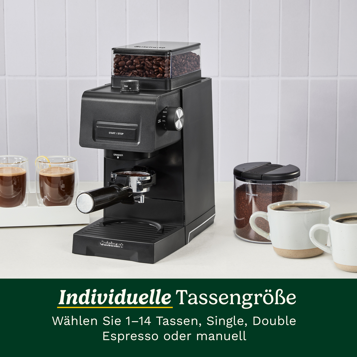 Schwarze Kaffeemaschine mit Kaffeebohnenbehälter und Tassen.