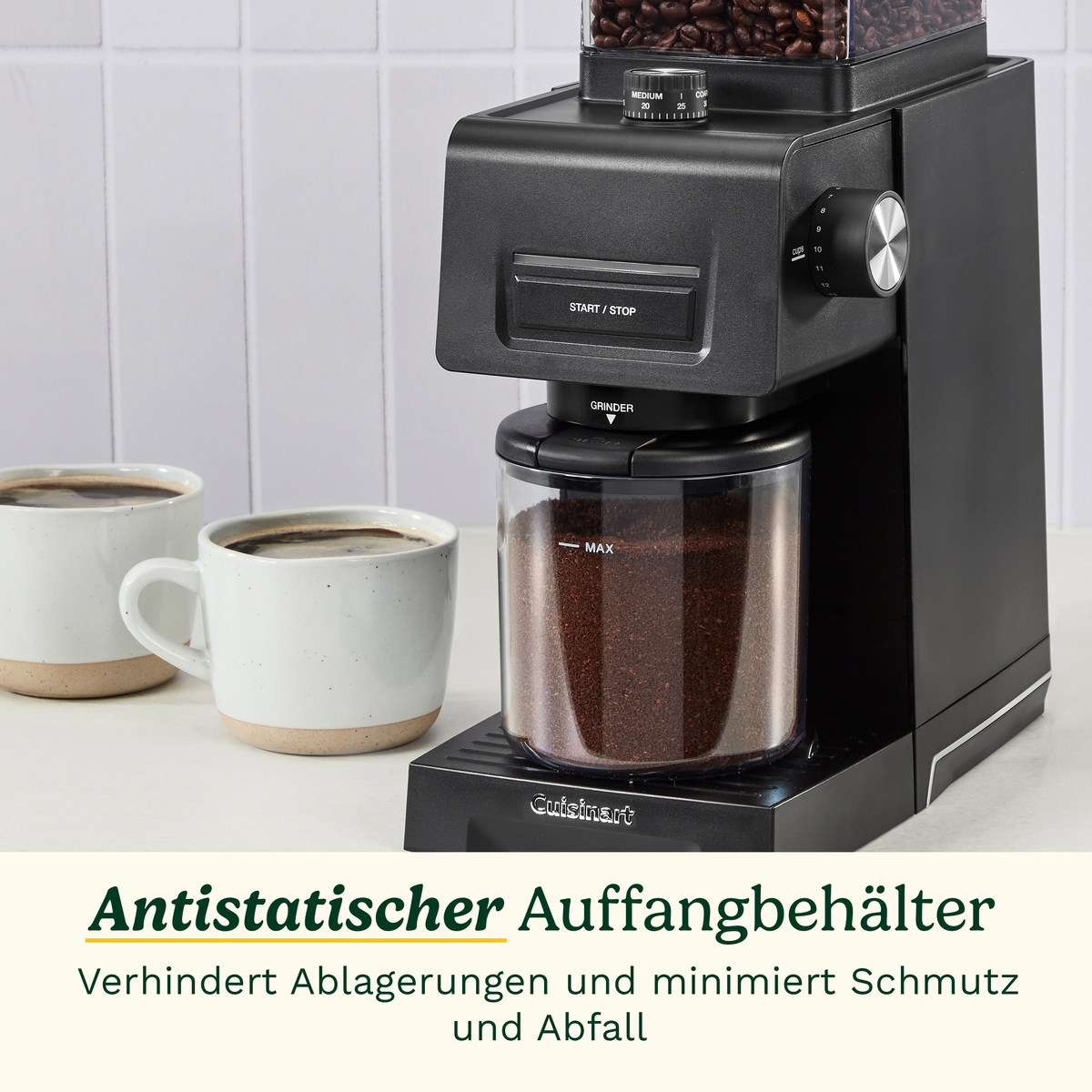 Eine schwarze Kaffeemühle mit Behälter für gemahlenen Kaffee und zwei Tassen.