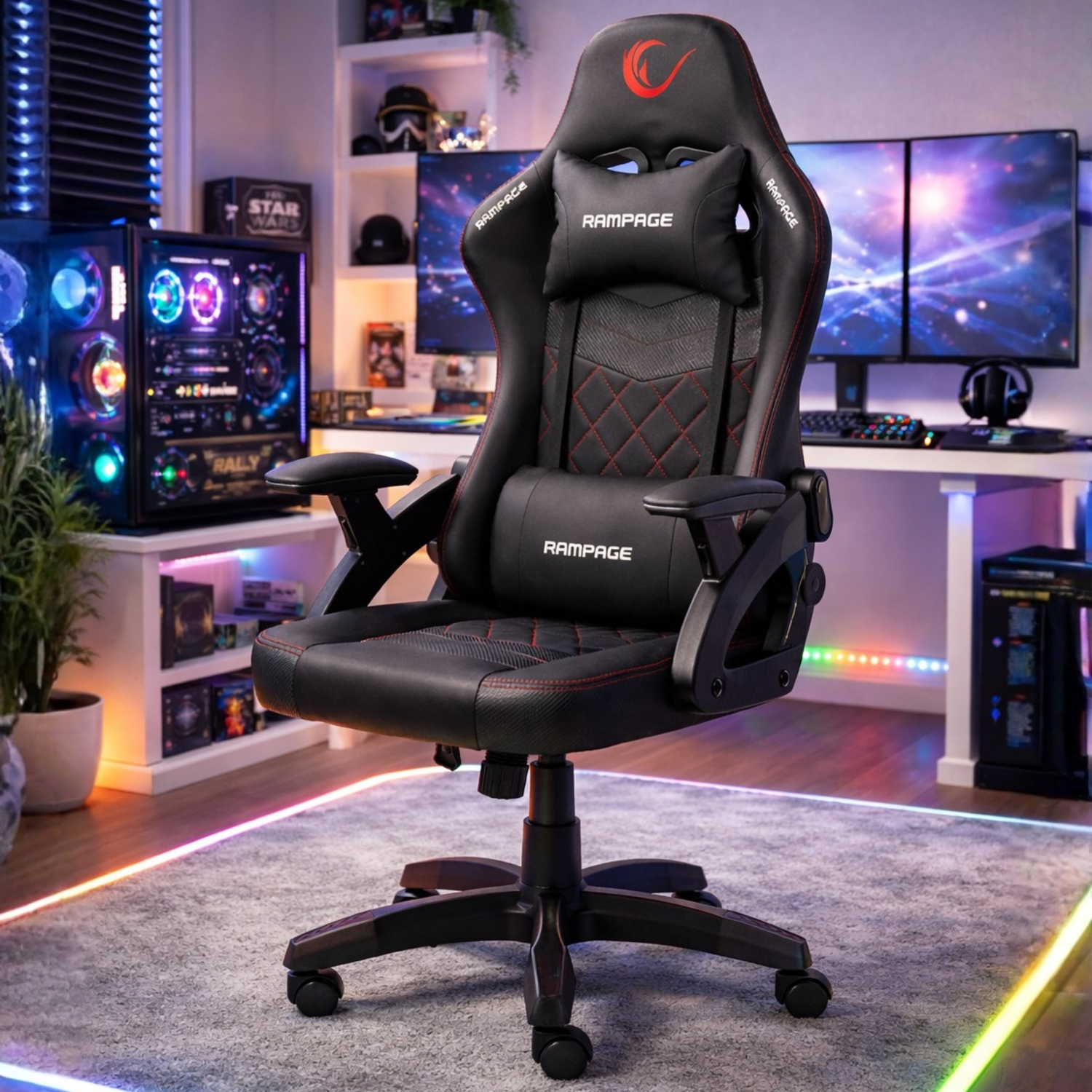 Kırmızı dikişli siyah bir oyuncu koltuğu halının üzerinde duruyor, arkada PC ve monitörler var.