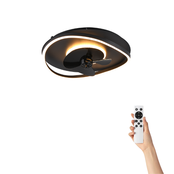 Ventilatore da soffitto nero con luce LED e un telecomando in mano.