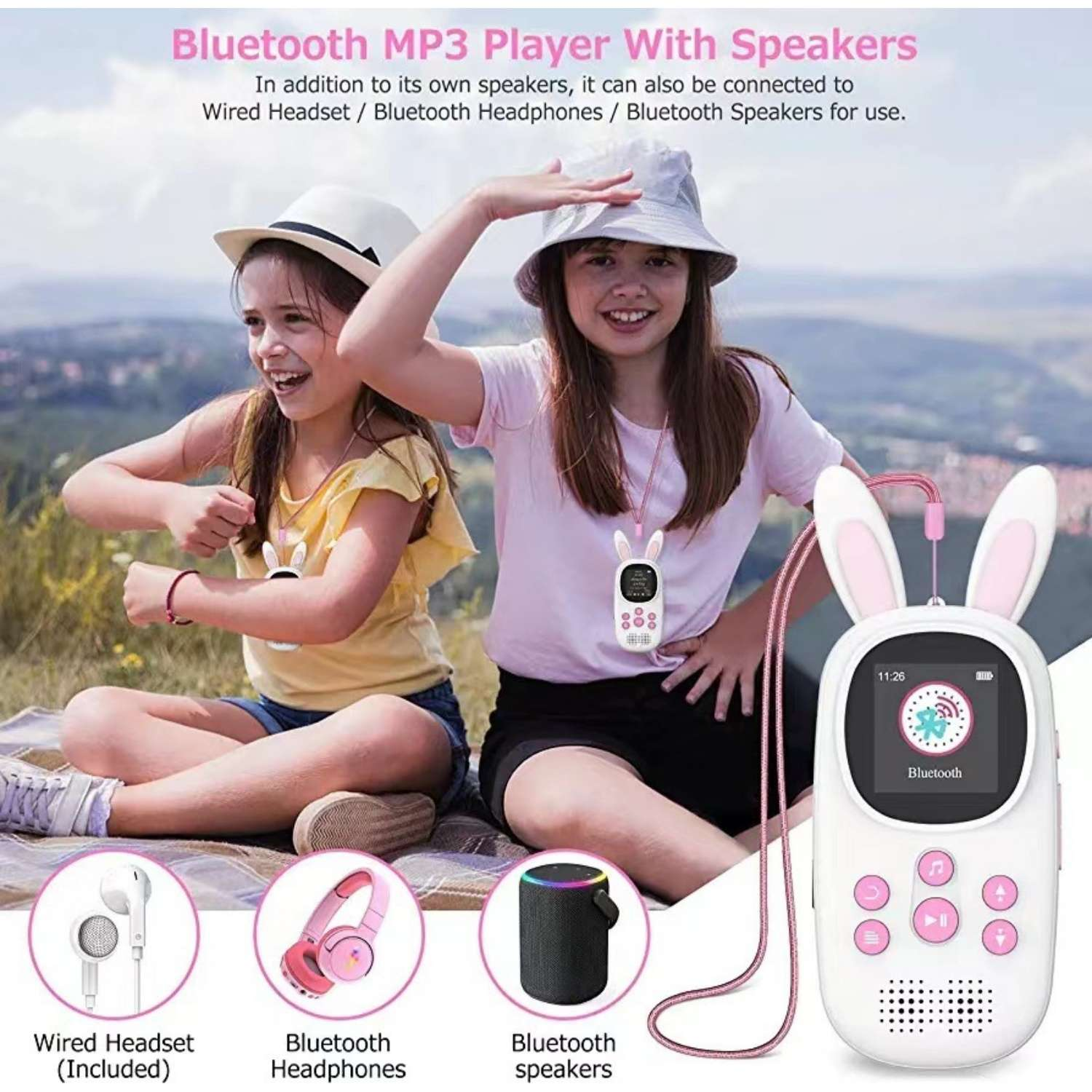 Zwei Mädchen sitzen draußen, ein Bluetooth-MP3-Player mit Hasenohren ist abgebildet.
