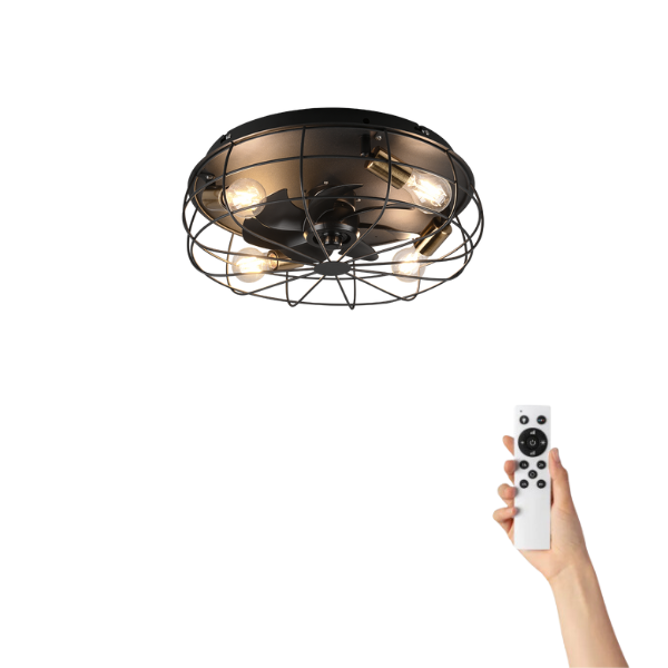 Ventilatore da soffitto nero con quattro lampadine e telecomando in mano.