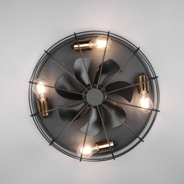 Un ventilatore da soffitto in metallo scuro con lampadine Edison a vista e design a gabbia.