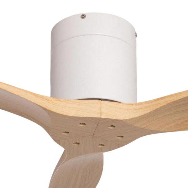 Primo piano di un ventilatore da soffitto bianco con pale curve in legno.