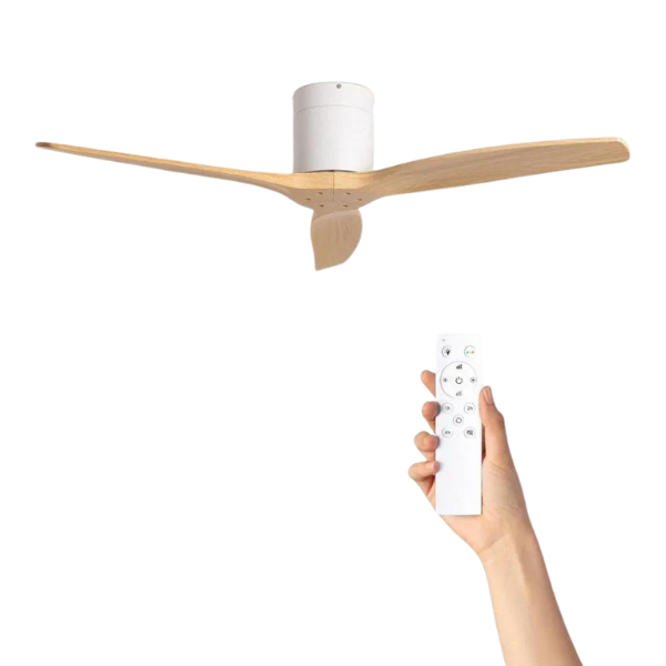 Un telecomando bianco è tenuto in mano, che aziona un ventilatore da soffitto con pale in legno.