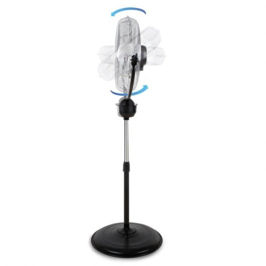 Un ventilador de pie negro con poste plateado y flechas azules que indican oscilación.