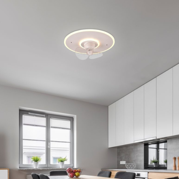 Ventilatore da soffitto con luce sopra un tavolo da pranzo in una cucina moderna.