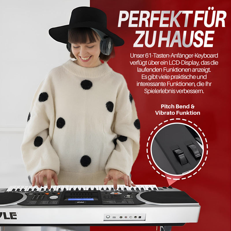 Junge Frau mit Hut und Kopfhörern spielt auf einem Keyboard mit schwarzen Punkten.