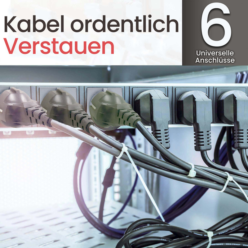 Mehrere schwarze und grüne Stecker sind in eine Steckdosenleiste eingesteckt.