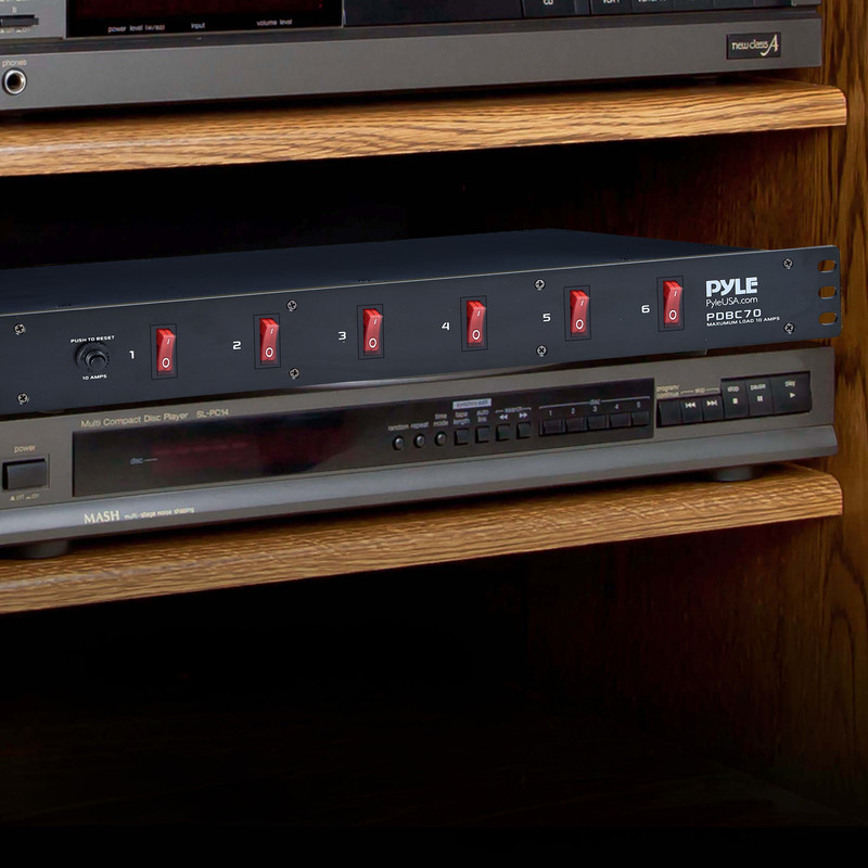 Elektronik-Rack mit CD-Player und Netzleiste mit 6 Schaltern.