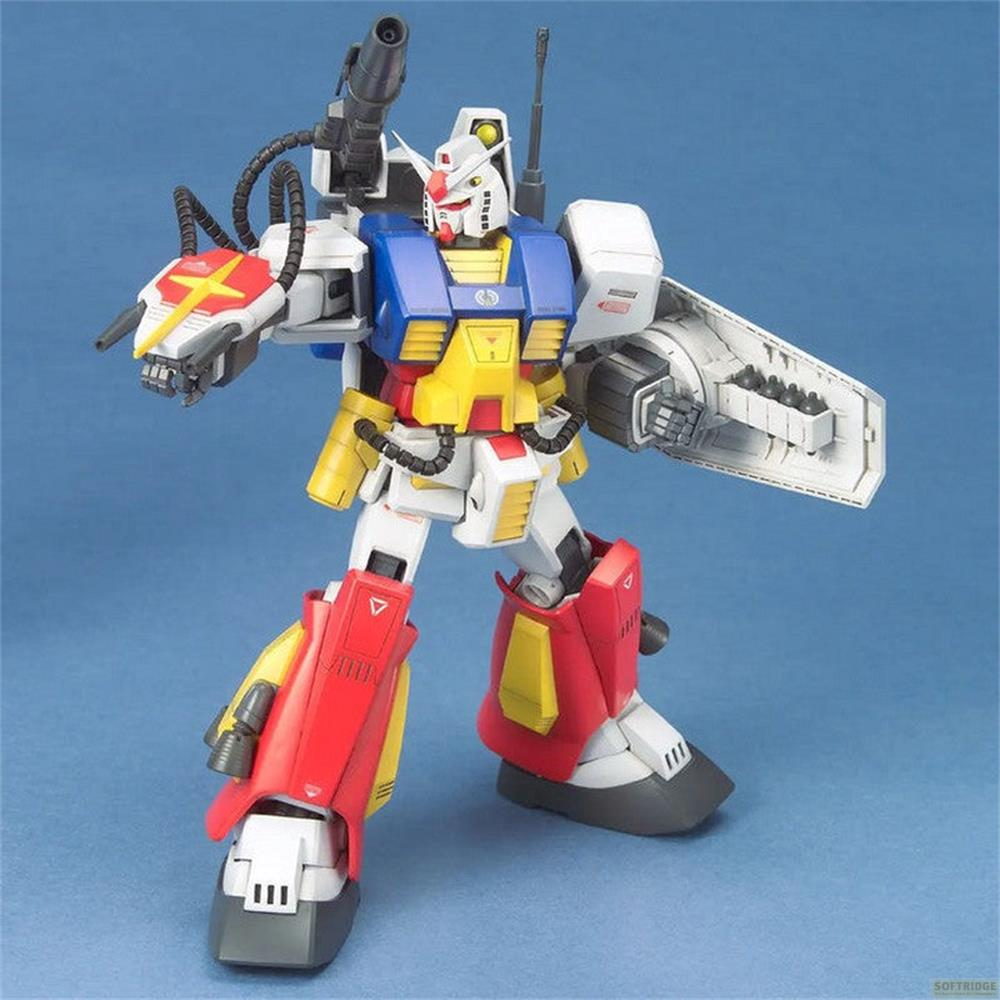 Ein bunter Gundam-Roboter mit Waffe und Schild auf blauem Hintergrund.
