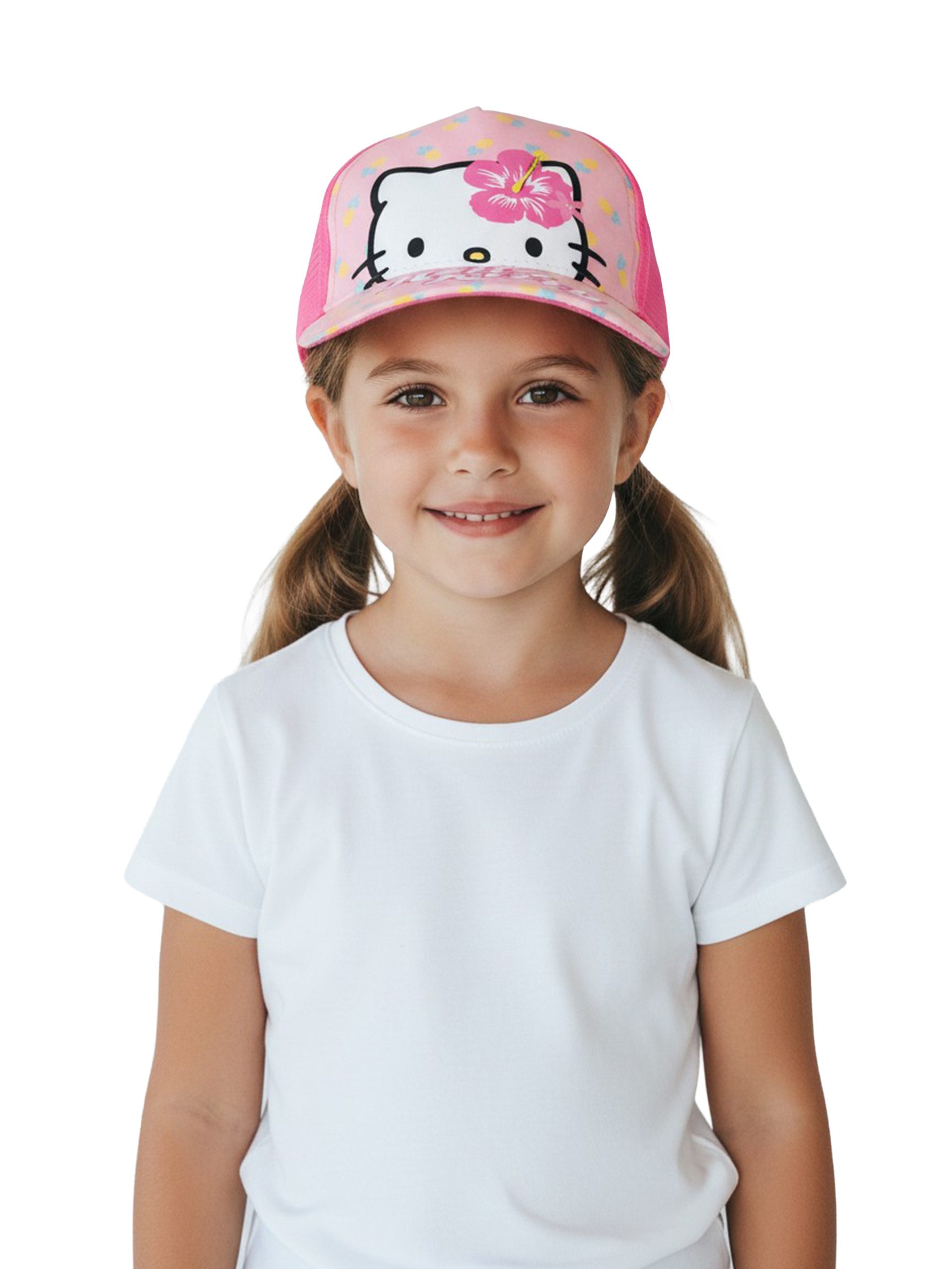Ein junges Mädchen mit einem Hello Kitty Hut und einem weißen T-Shirt.
