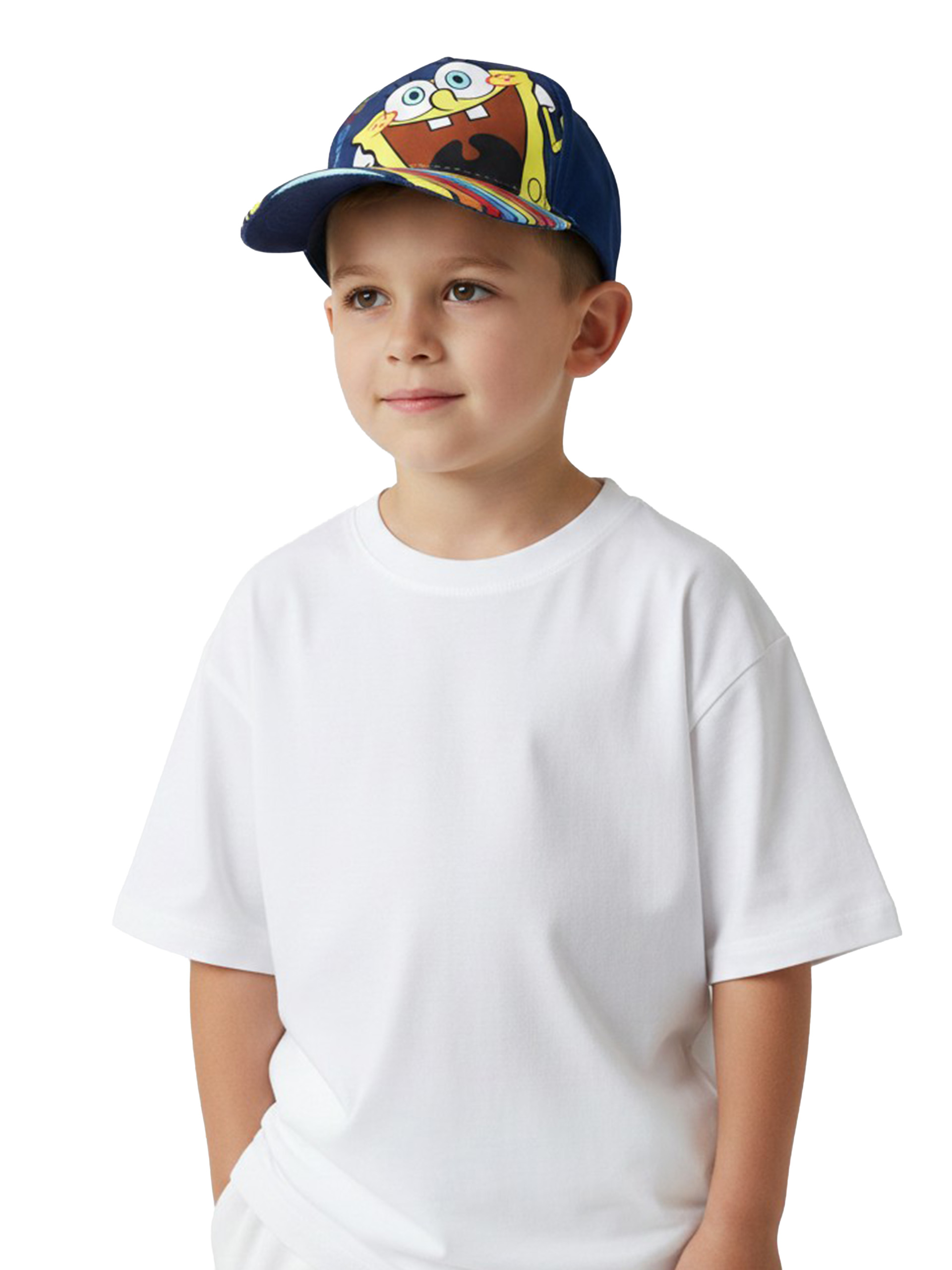 Ein Junge trägt ein weißes T-Shirt und eine Kappe mit Spongebob-Aufdruck.