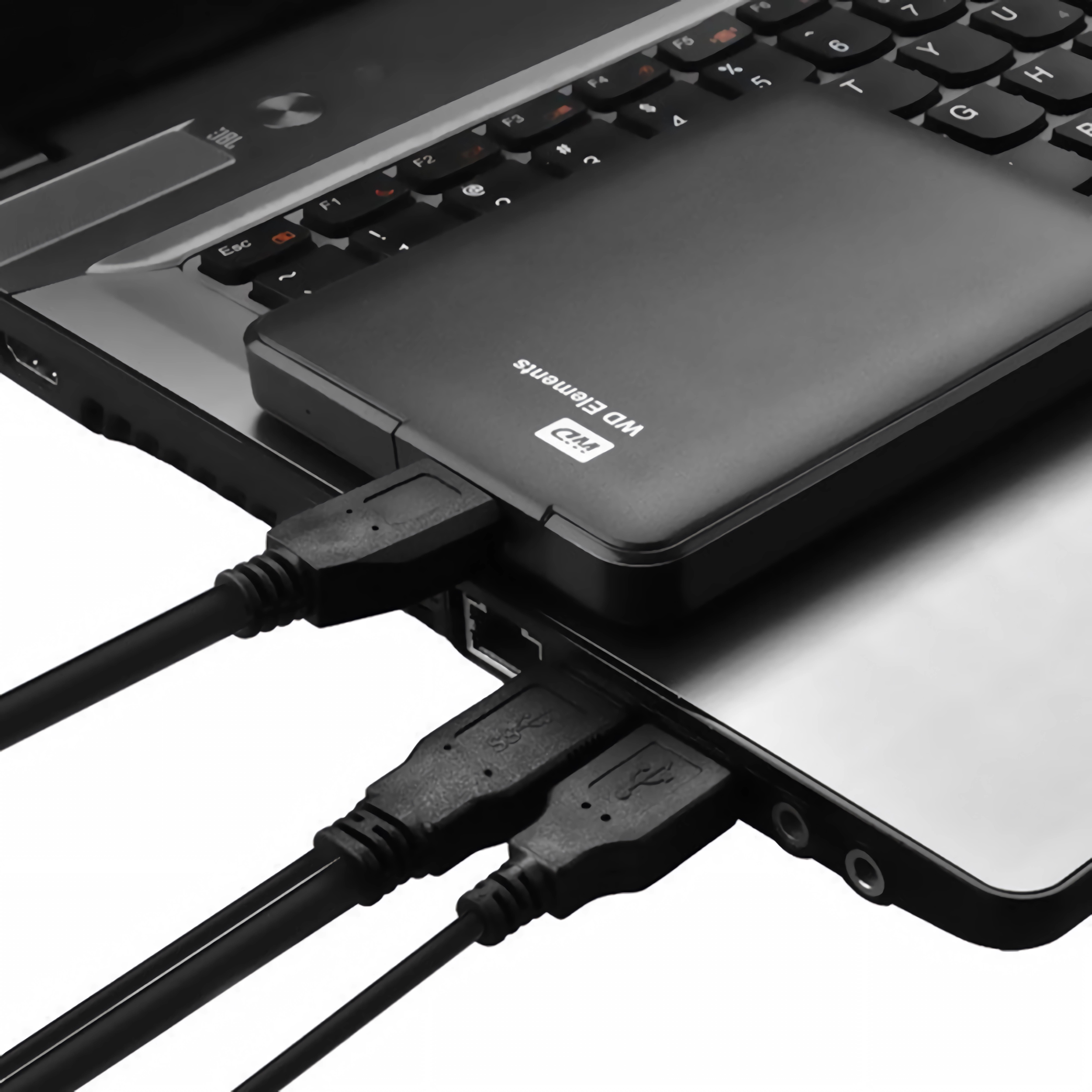 Externe Festplatte ist an einen Laptop angeschlossen, mit USB-Kabeln.