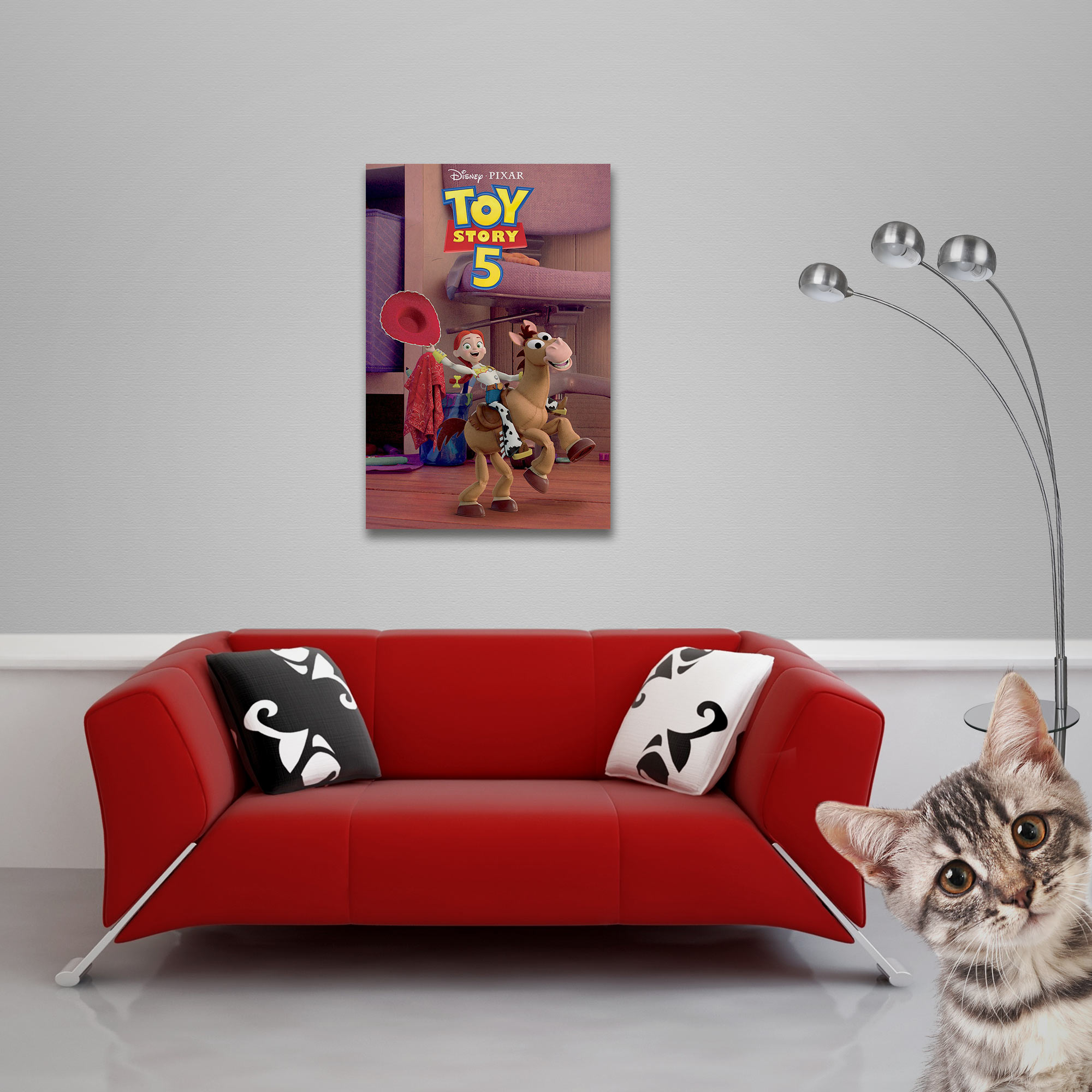Ein rotes Sofa mit Kissen vor einem Toy Story 5 Poster. Eine Katze schaut von rechts.
