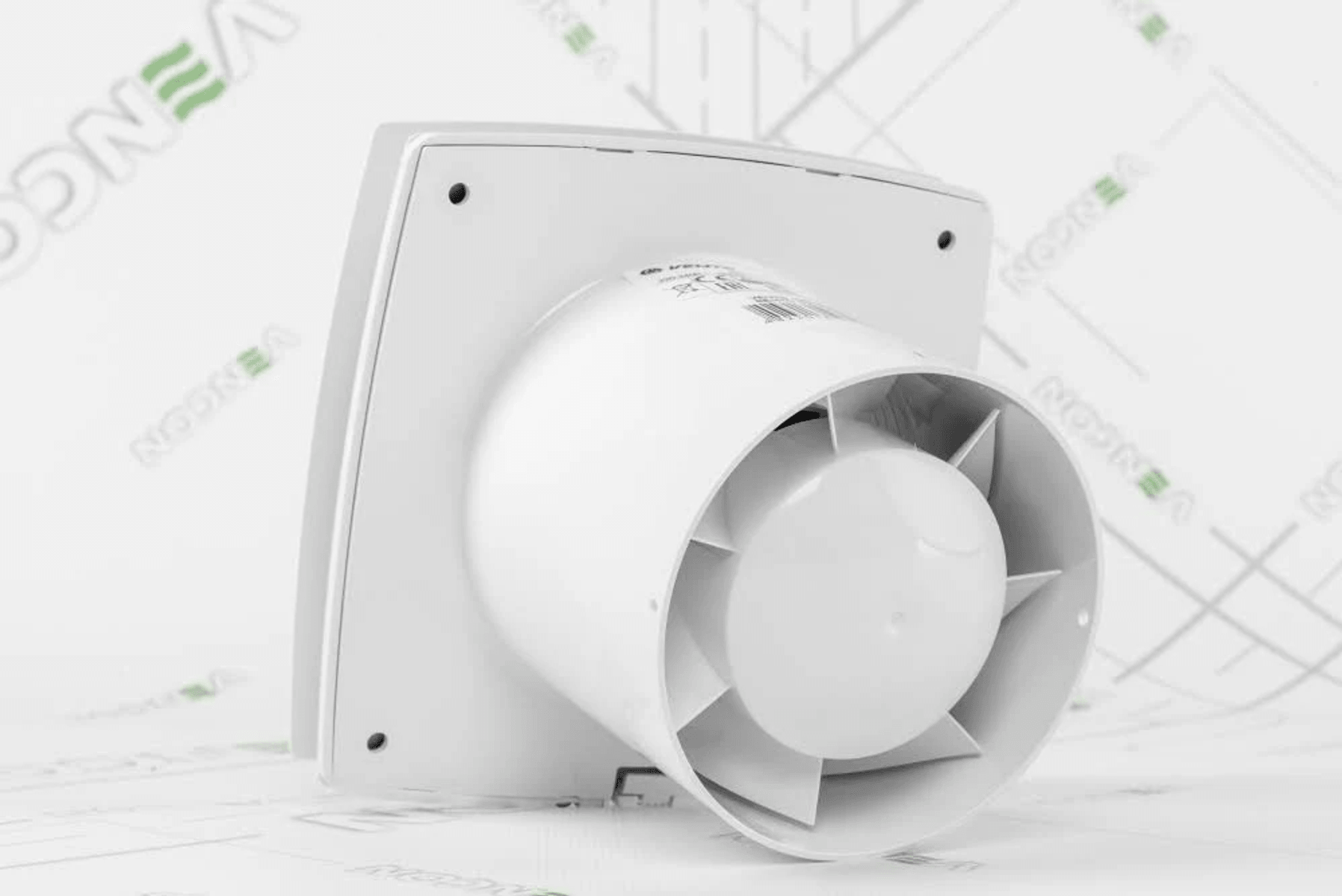 Un ventilador extractor blanco con aspas, mostrado desde atrás, sobre fondo blanco.