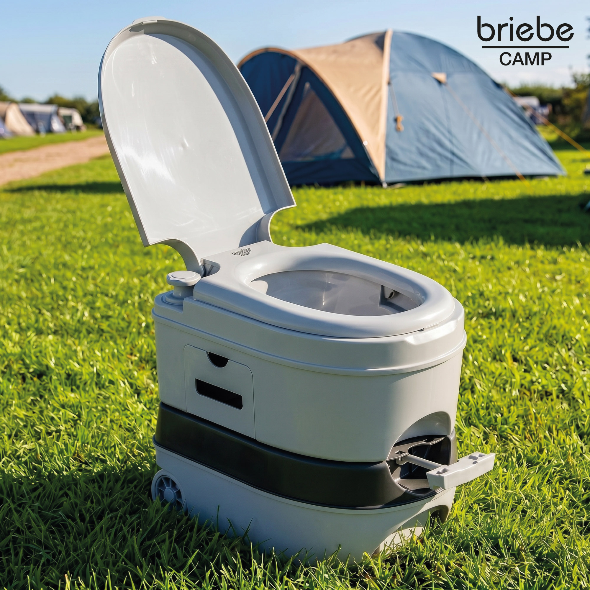 Un inodoro portátil de camping sobre hierba verde frente a tiendas.